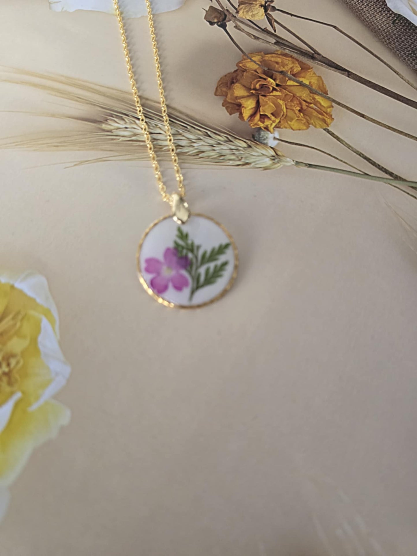 Pendentif minimaliste floral