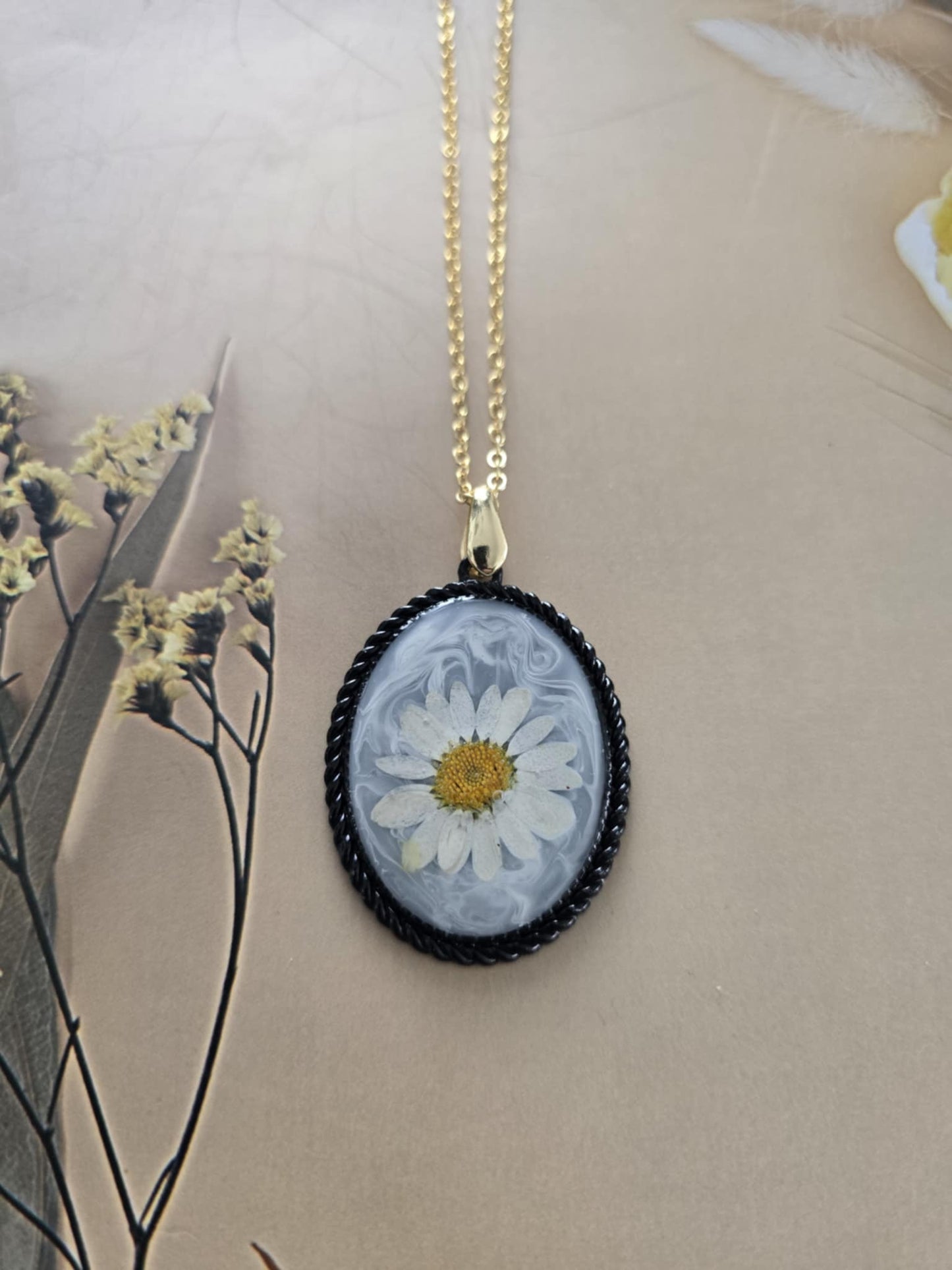 pendentif marguerite fond marbré