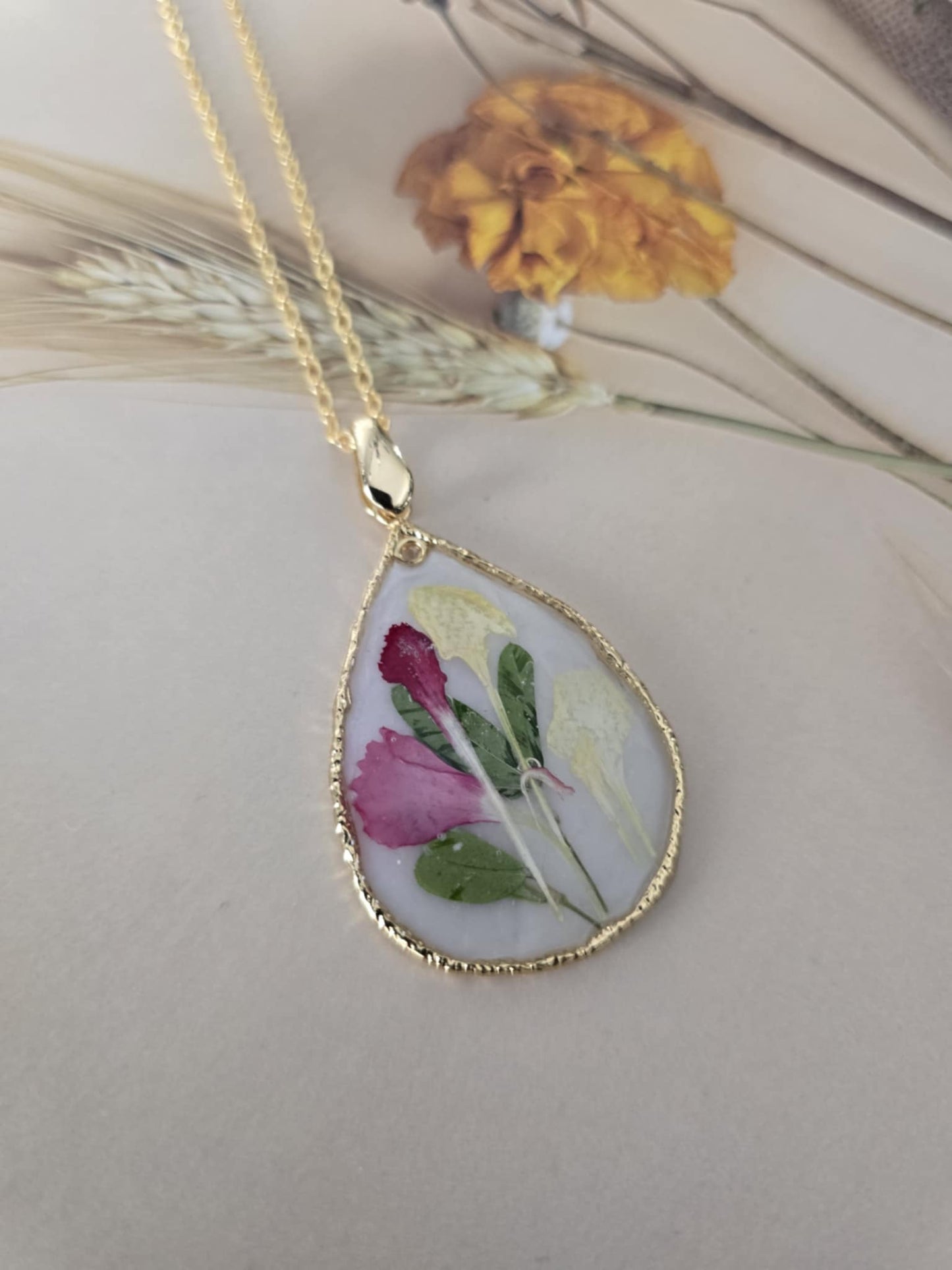 Pendentif floral en forme de goutte
