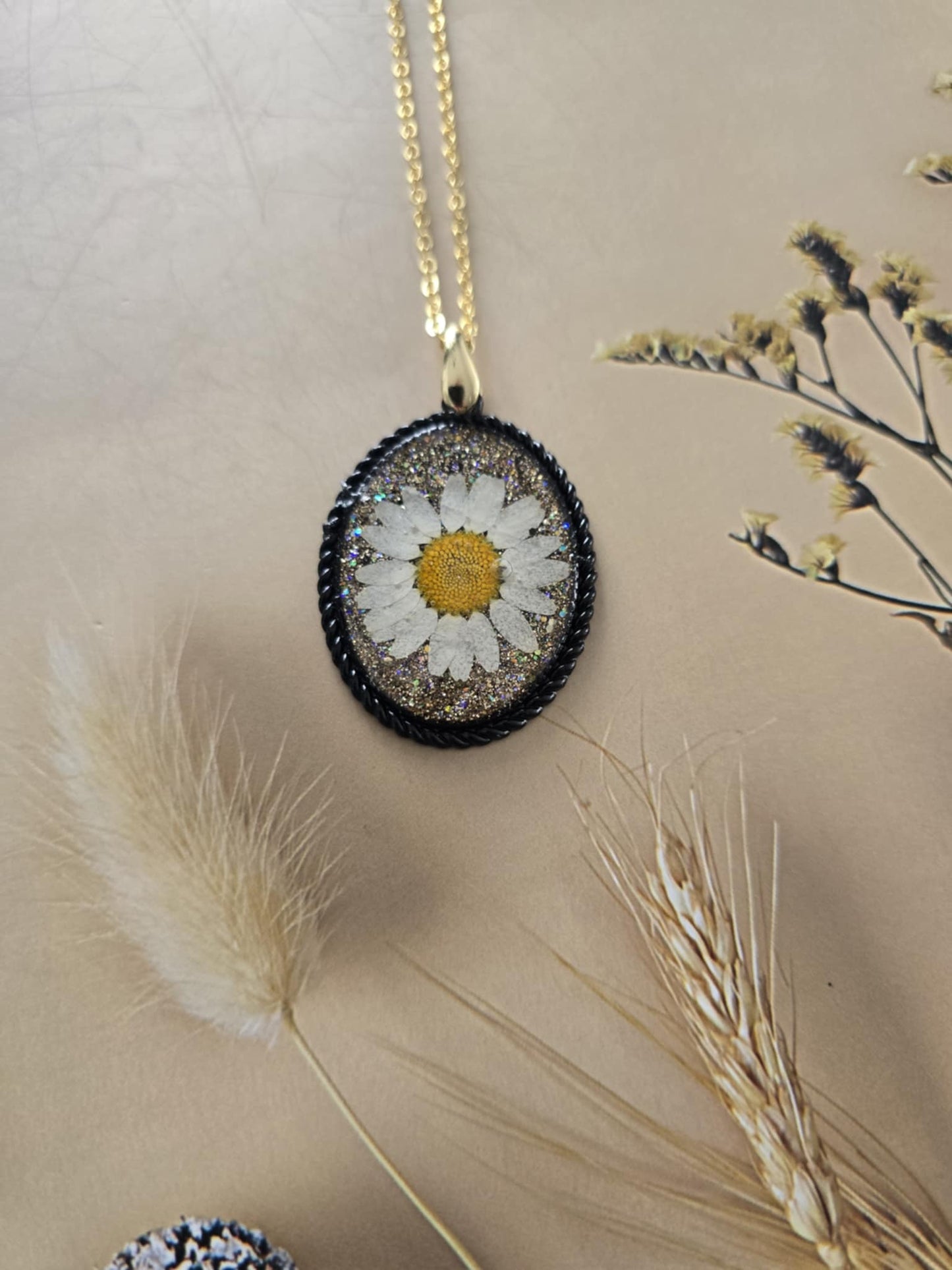 Pendentif marguerite sur fond or brillant