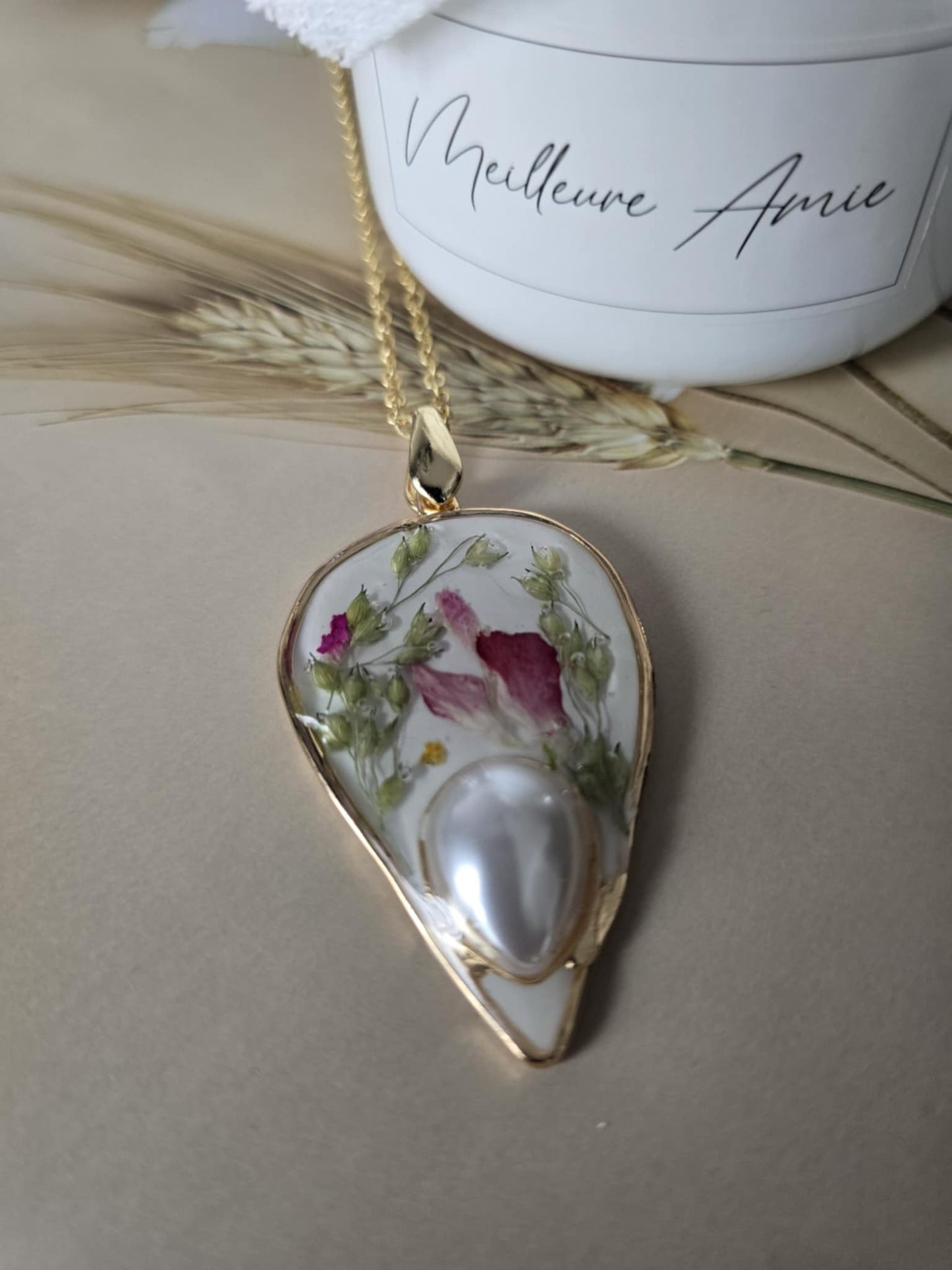 Pendentif floral avec perle