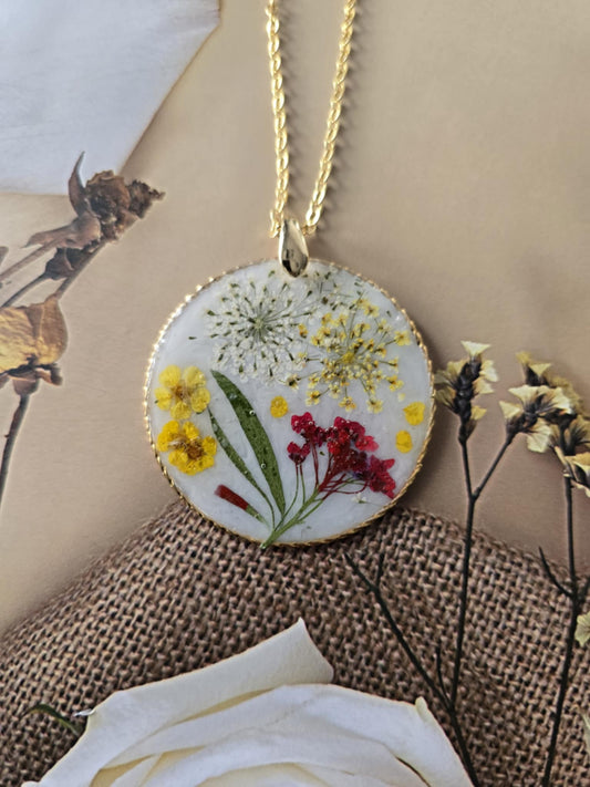 Pendentif fond blanc floral