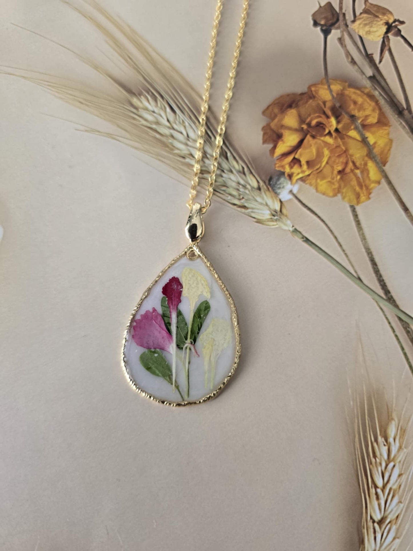 Pendentif floral en forme de goutte