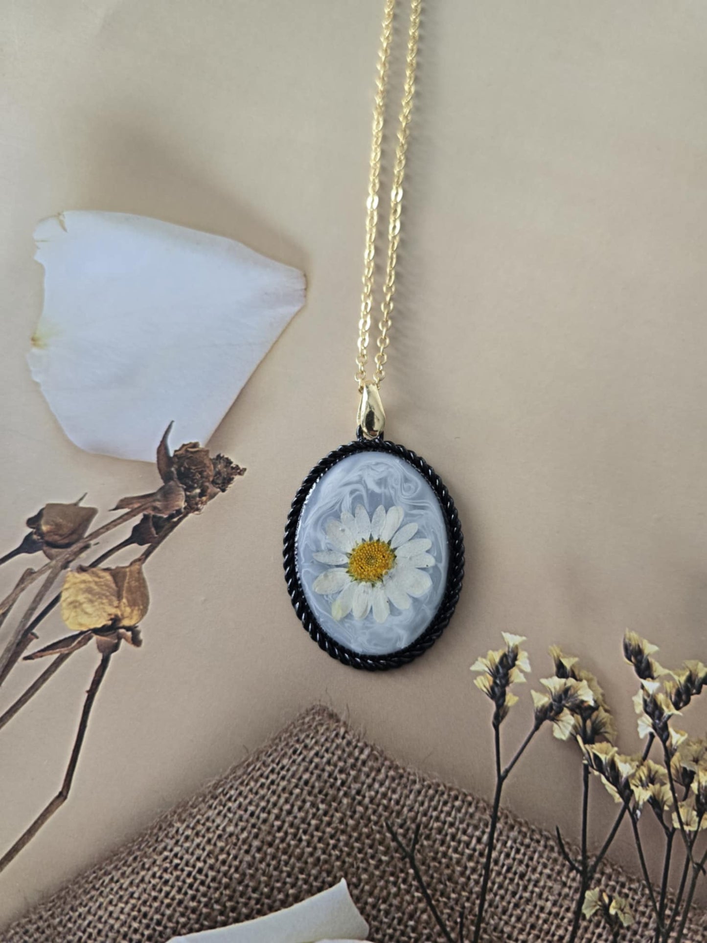 pendentif marguerite fond marbré