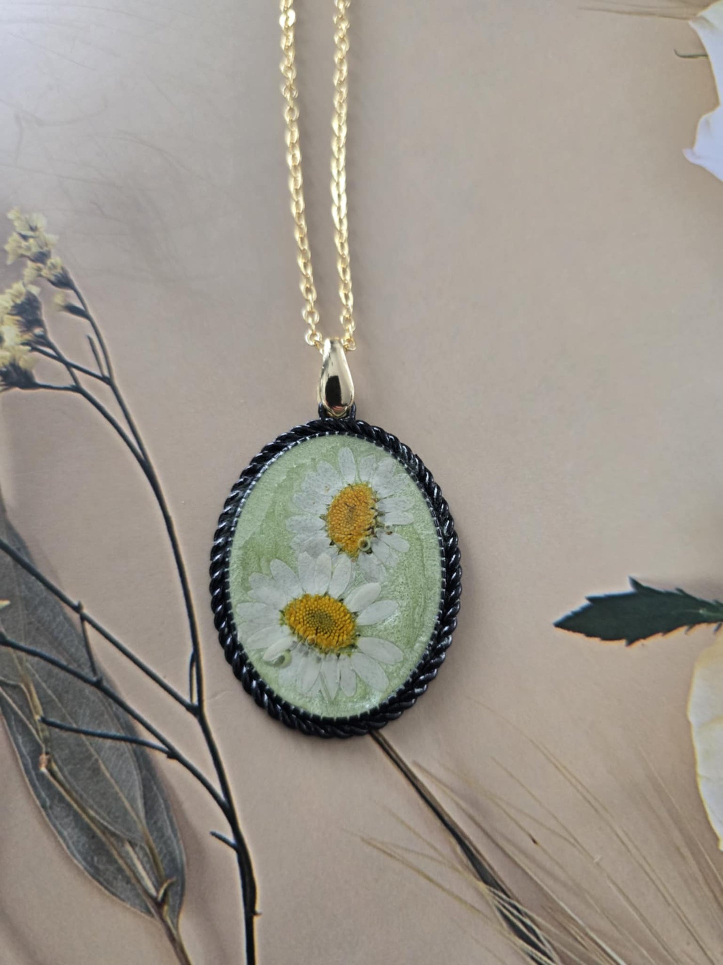 Pendentif marguerite sur fond vert