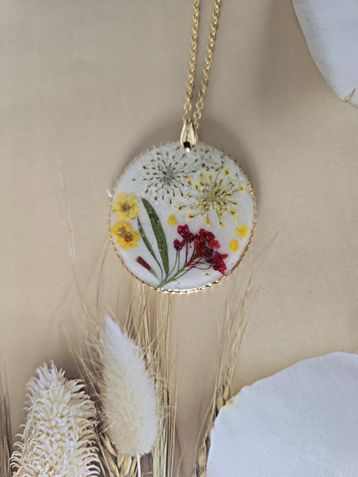 Pendentif fond blanc floral