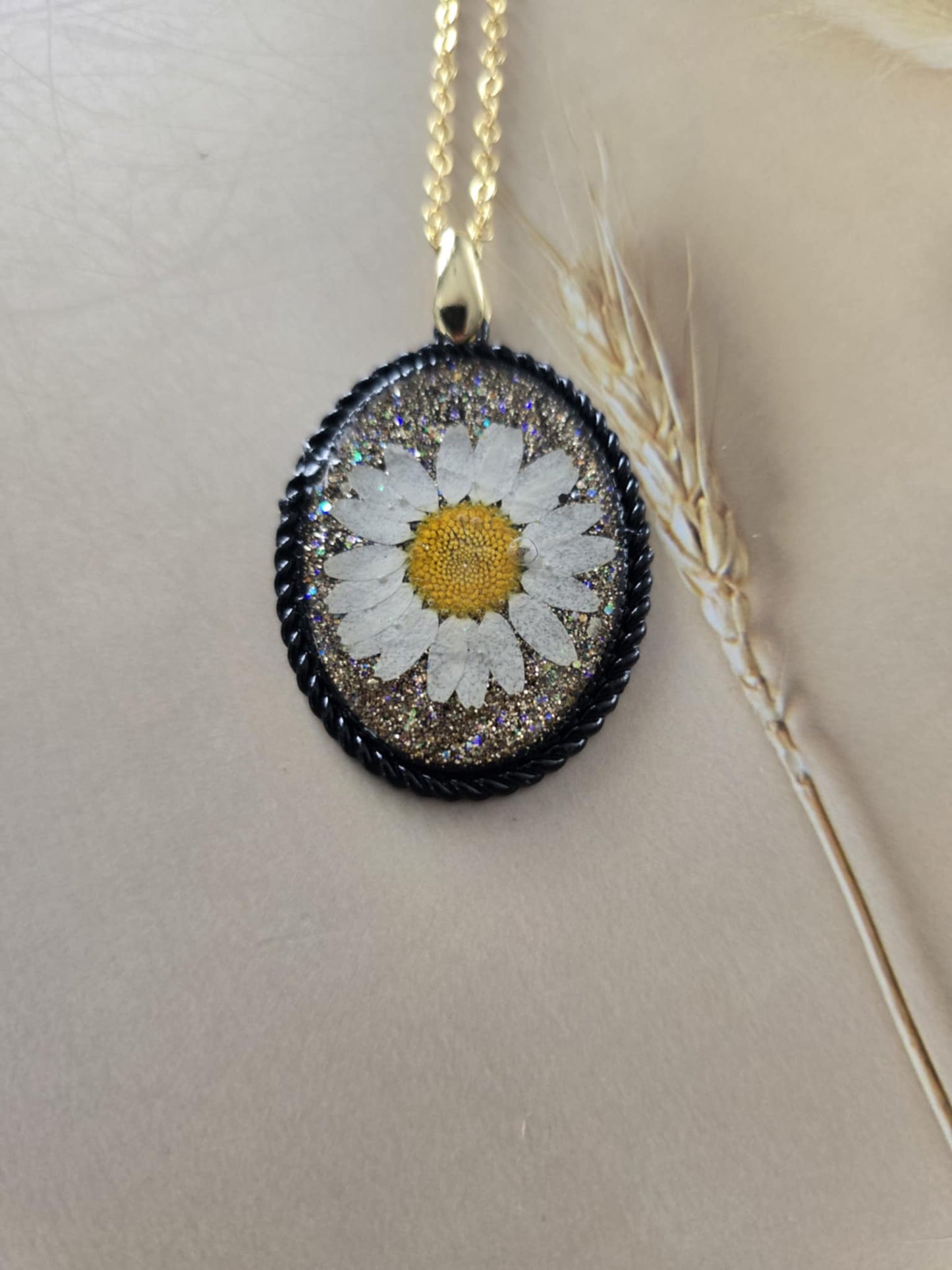 Pendentif marguerite sur fond or brillant