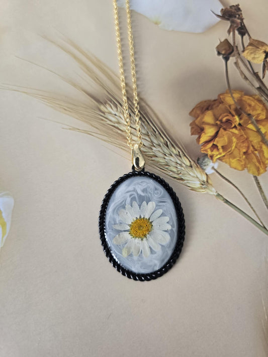pendentif marguerite fond marbré