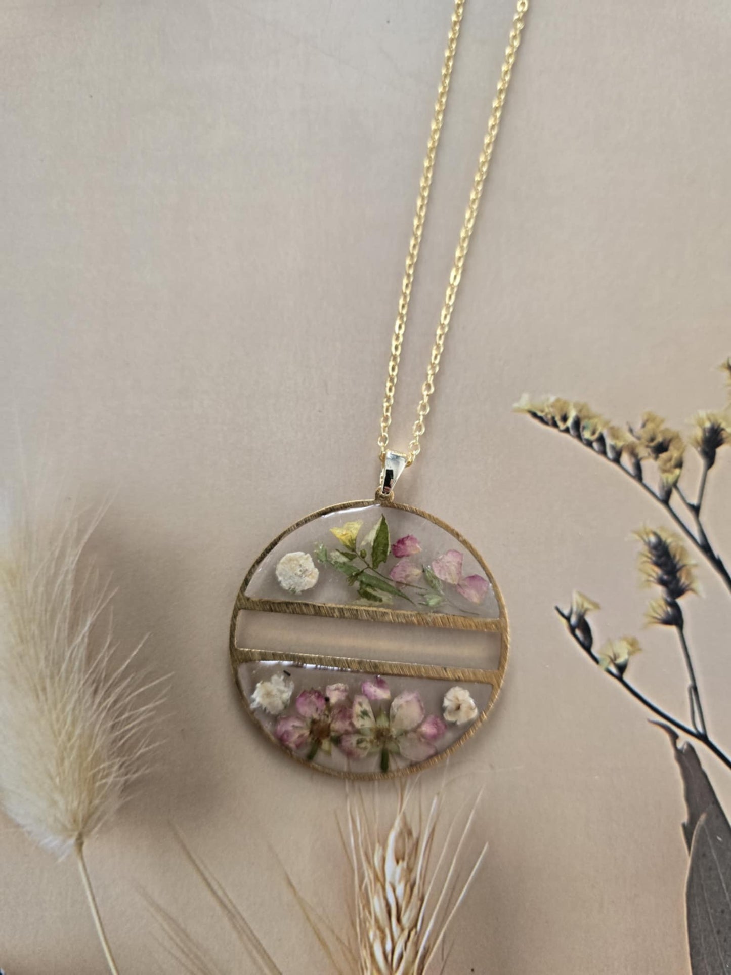 Pendentif fleurs délicates.