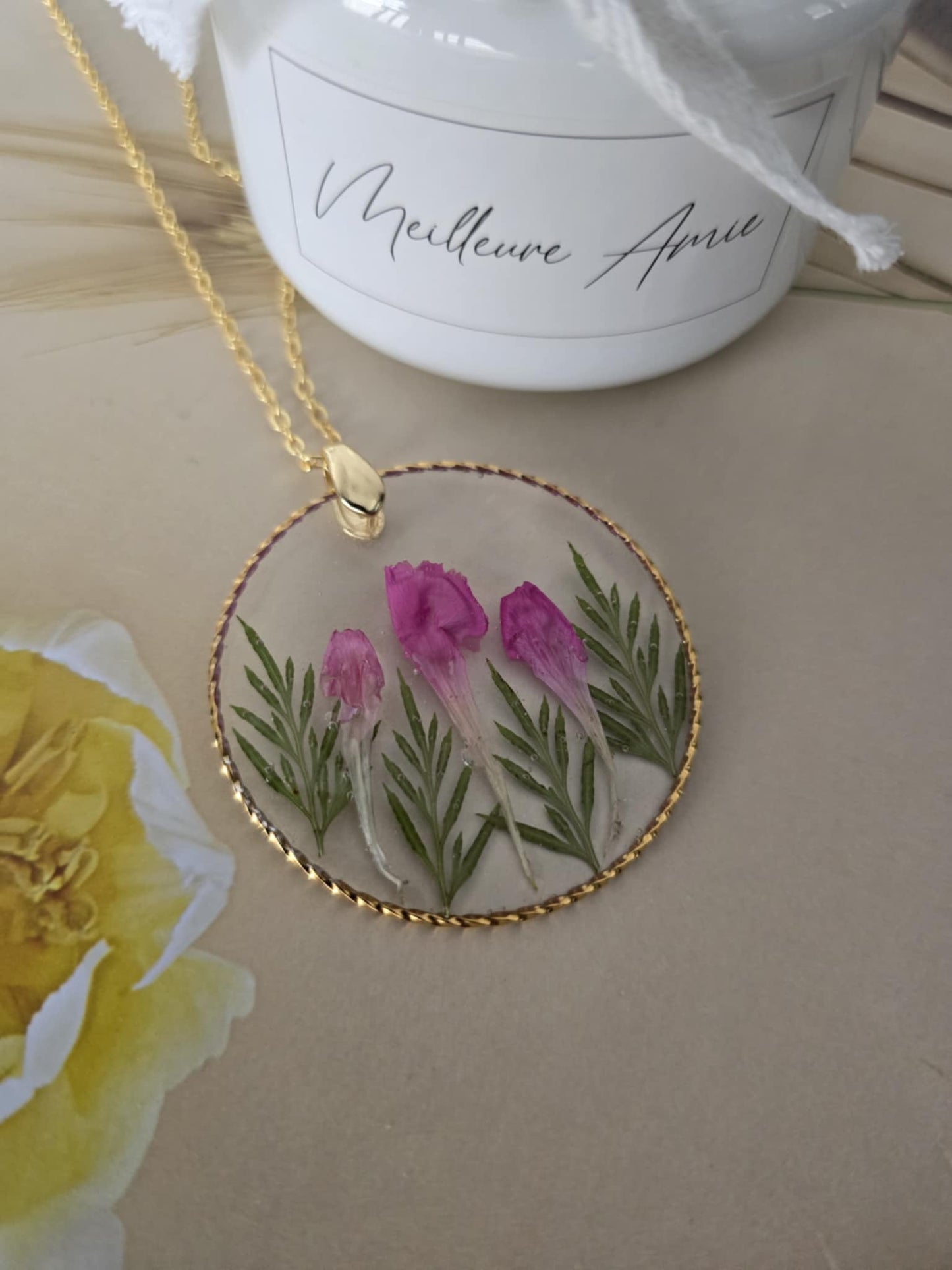 Pendentif floral d'exploration