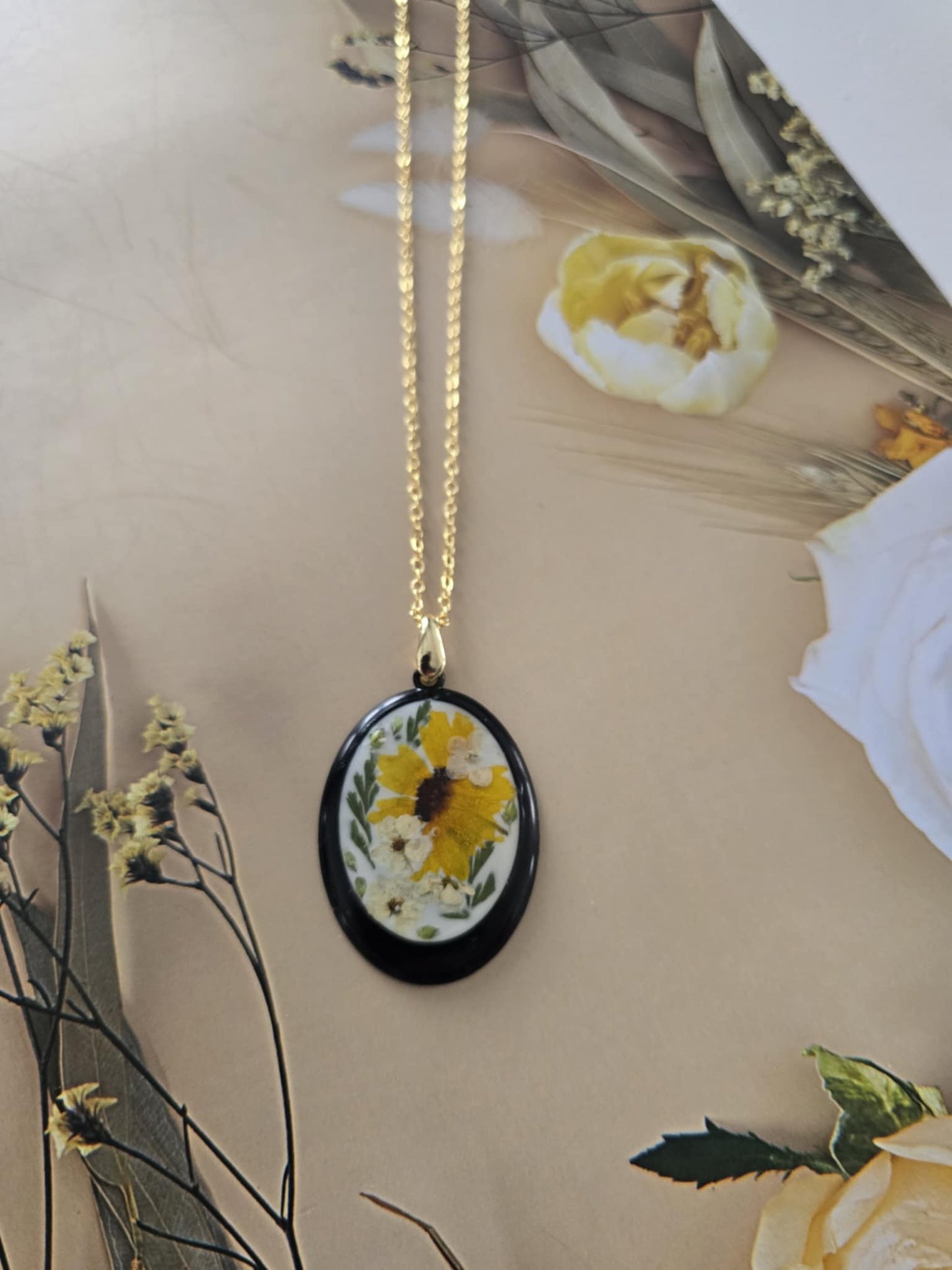 Pendentif floral jaune chaleureux
