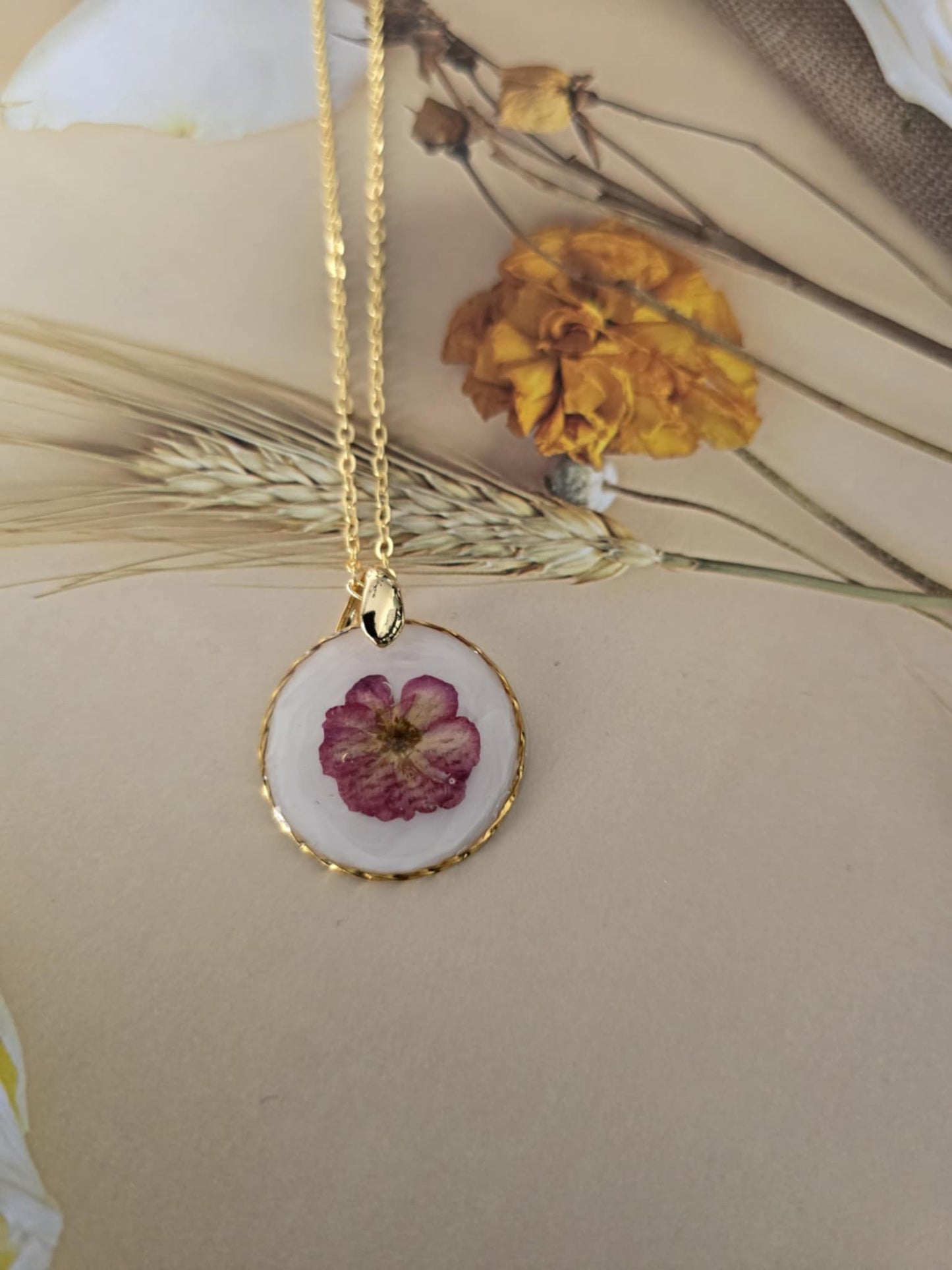 Pendentif floral rond mignon