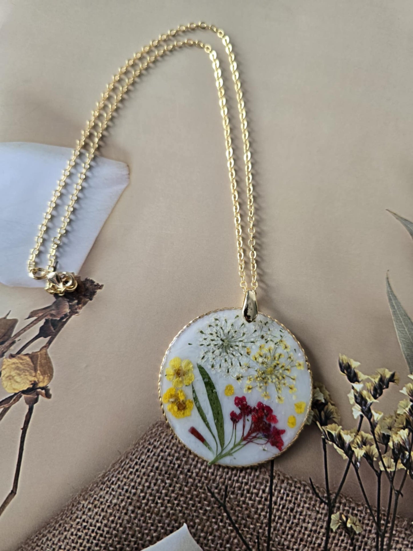 Pendentif fond blanc floral