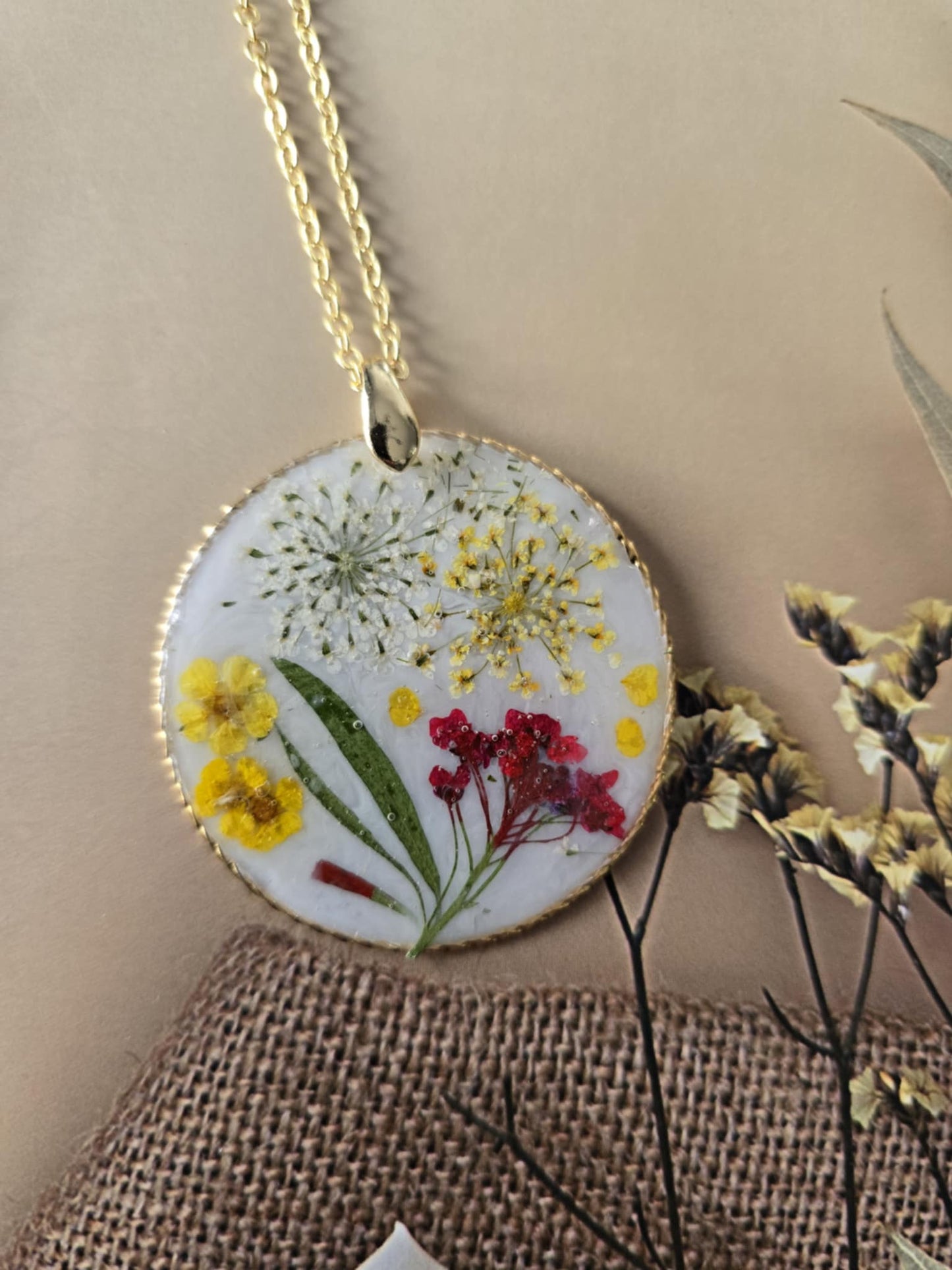 Pendentif fond blanc floral