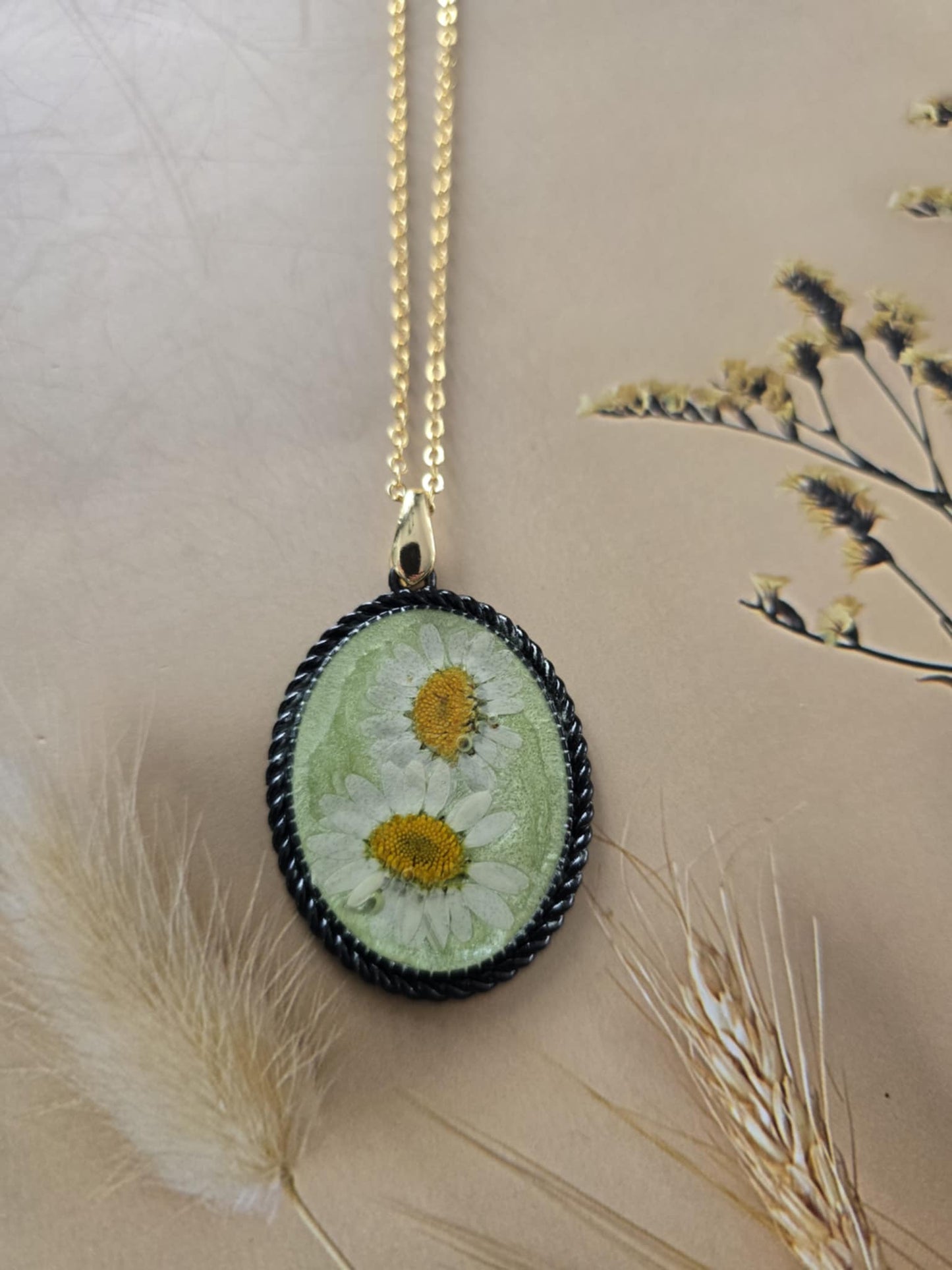 Pendentif marguerite sur fond vert