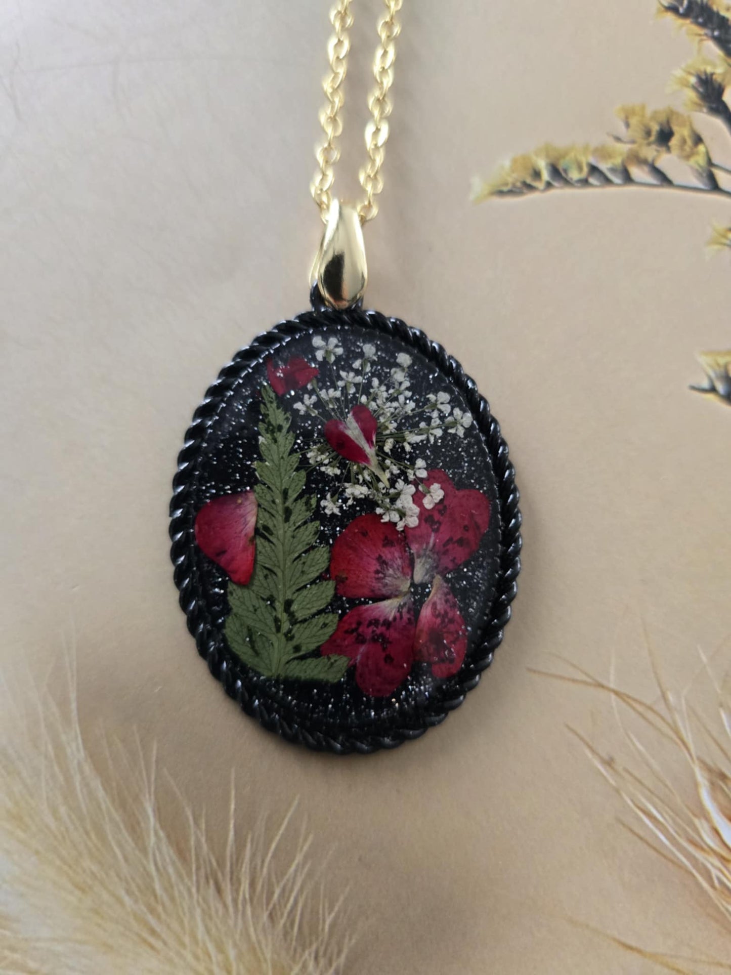 Pendentif fleurs rouges vibration