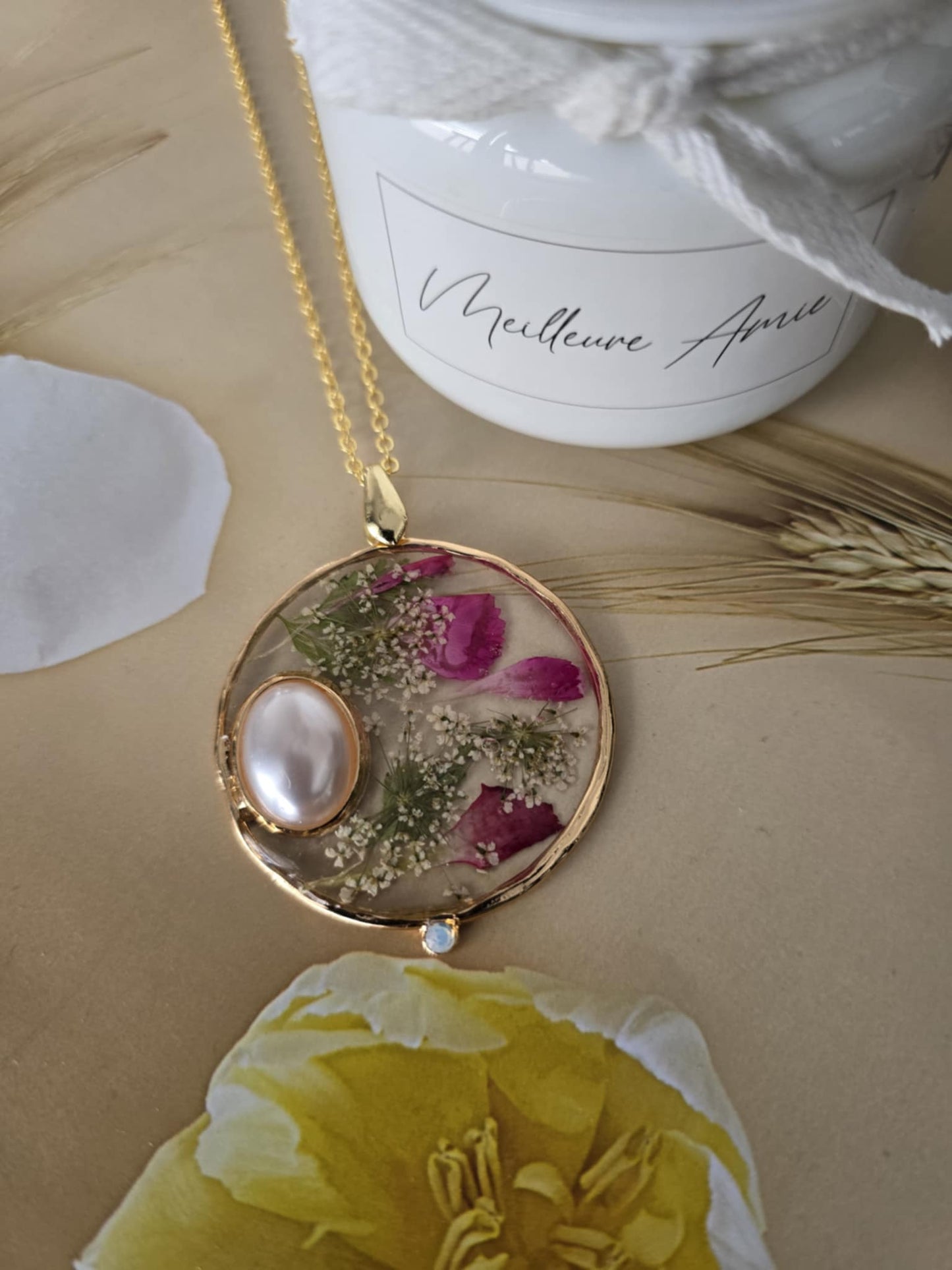 Pendentif floral surprenant