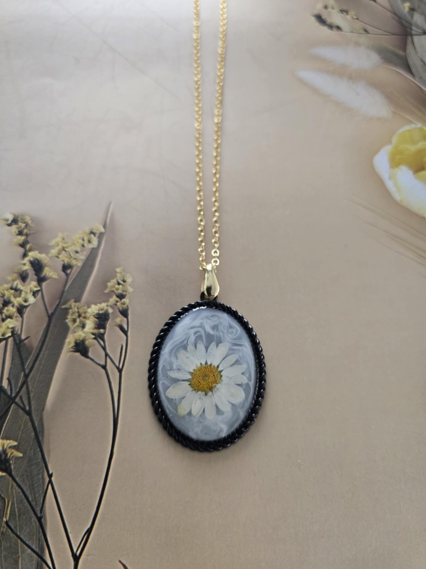 pendentif marguerite fond marbré