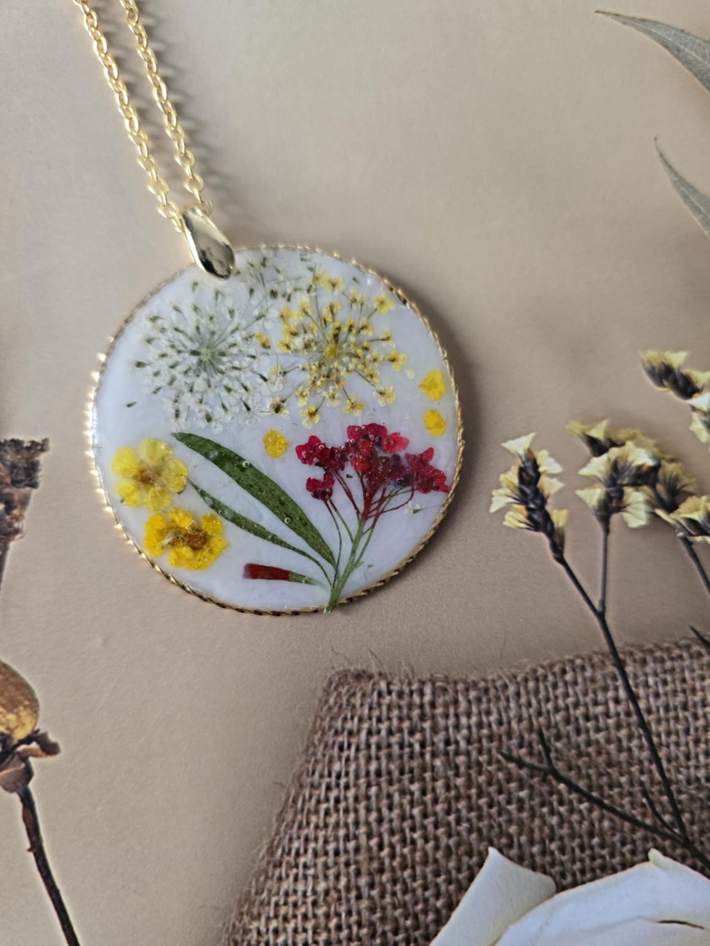 Pendentif fond blanc floral
