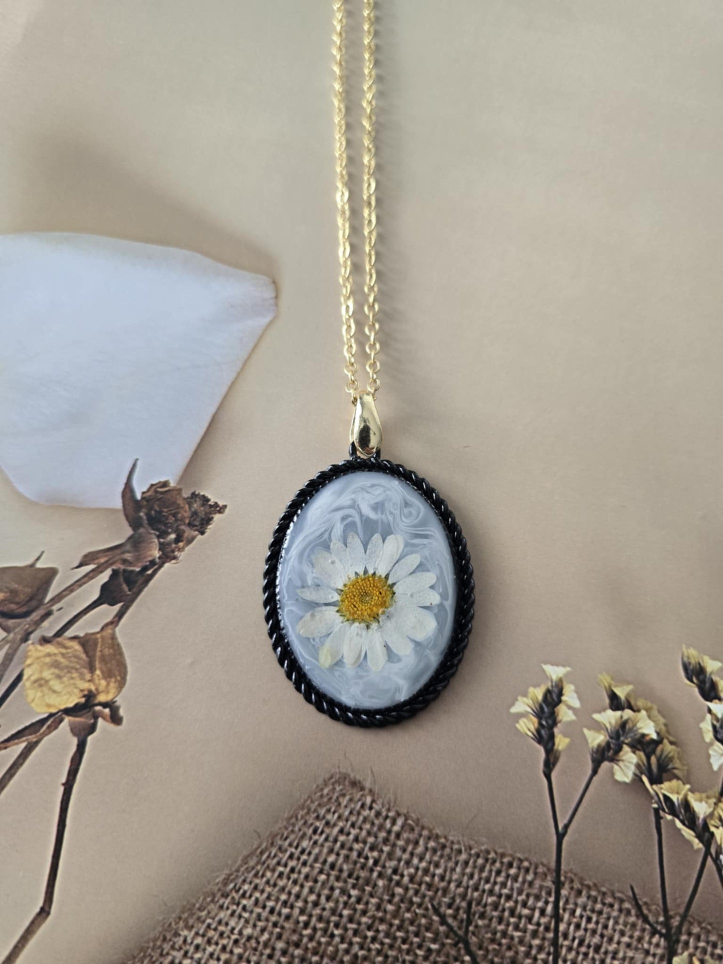 pendentif marguerite fond marbré