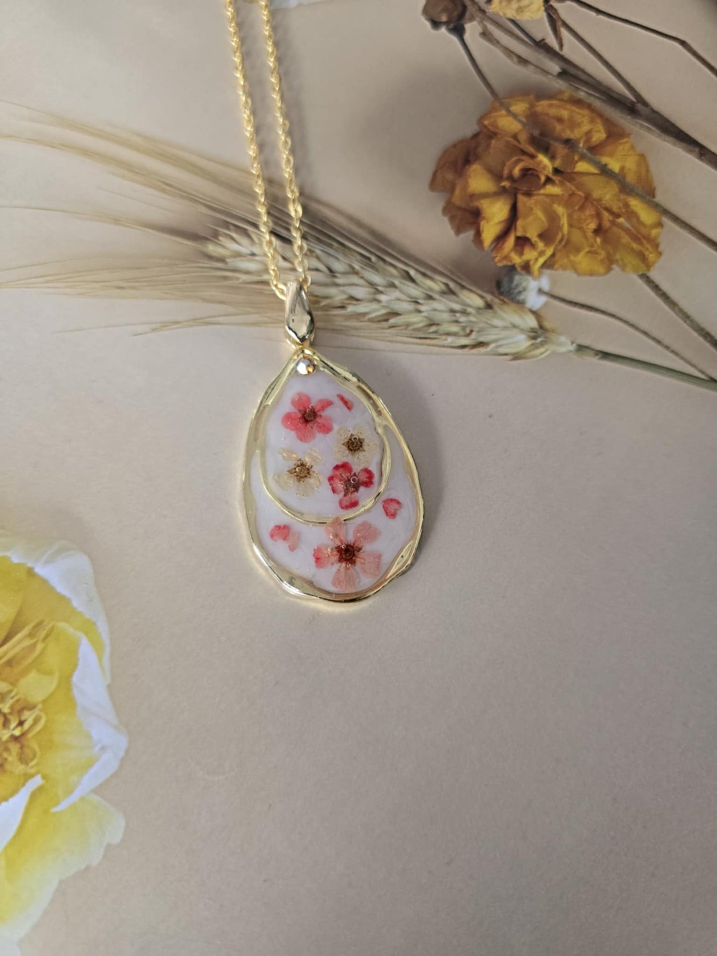 Pendentif forme de goutte envoutante florale