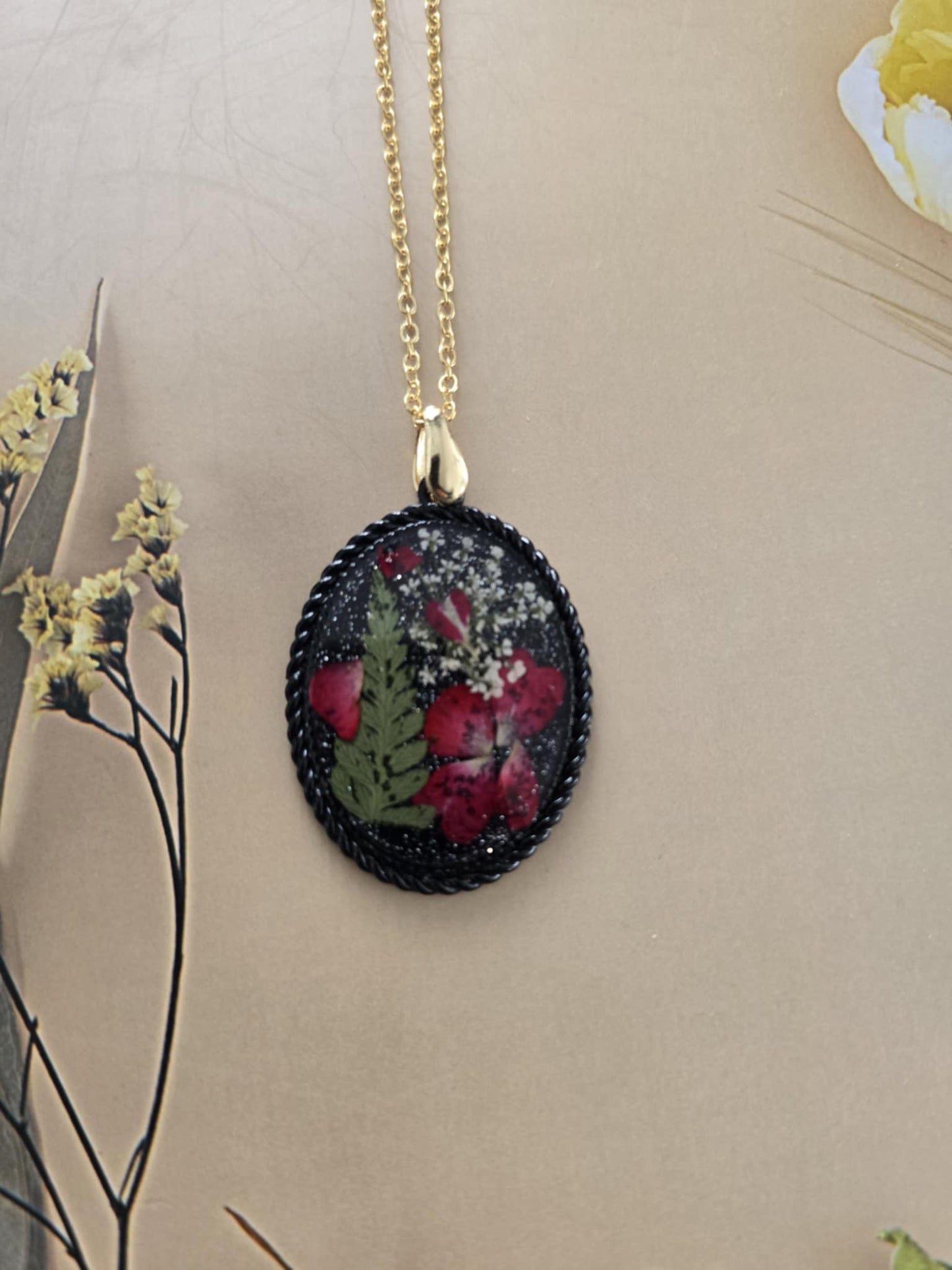 Pendentif fleurs rouges vibration