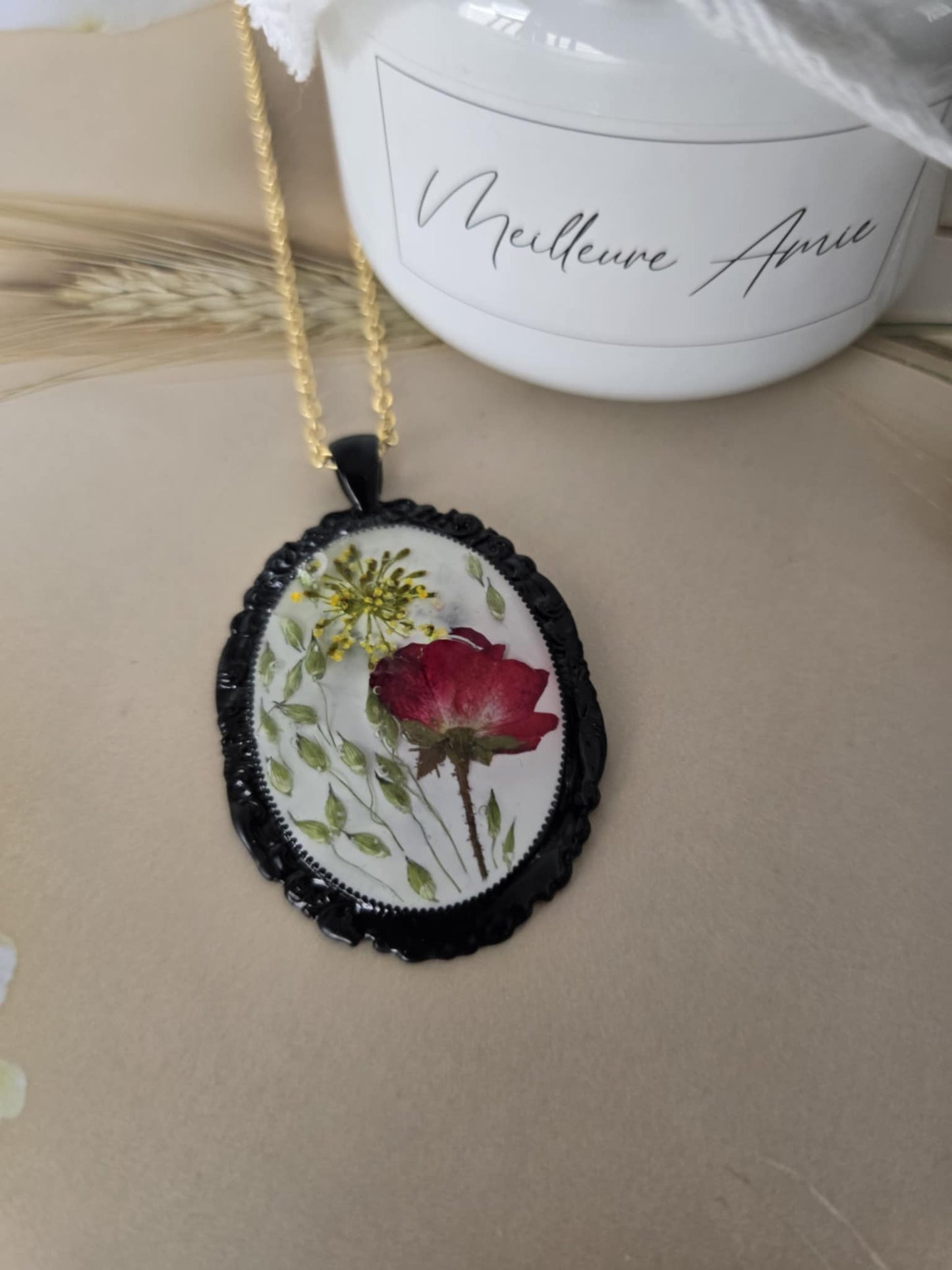 Pendentif noir désirable floral