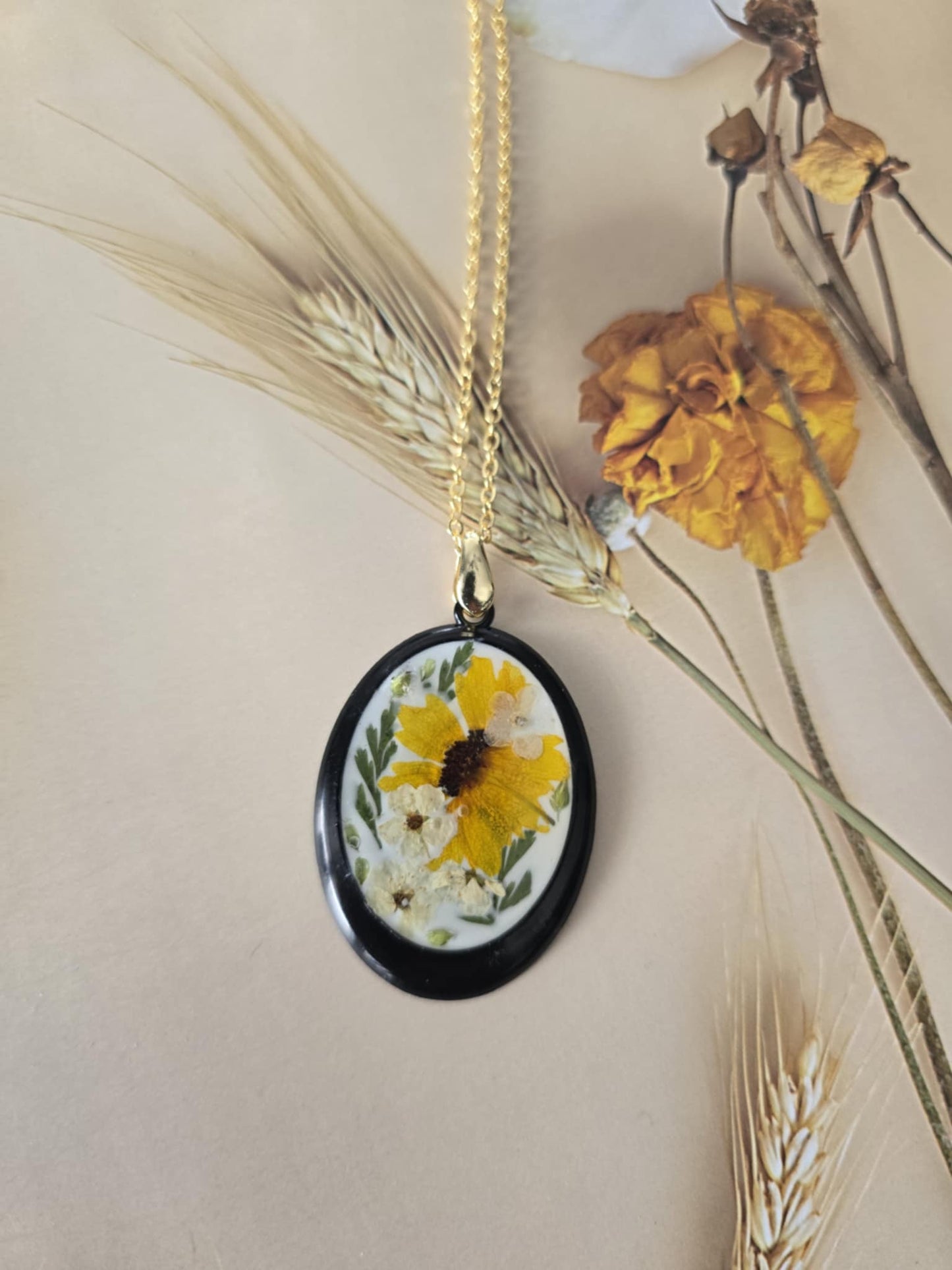 Pendentif floral jaune chaleureux