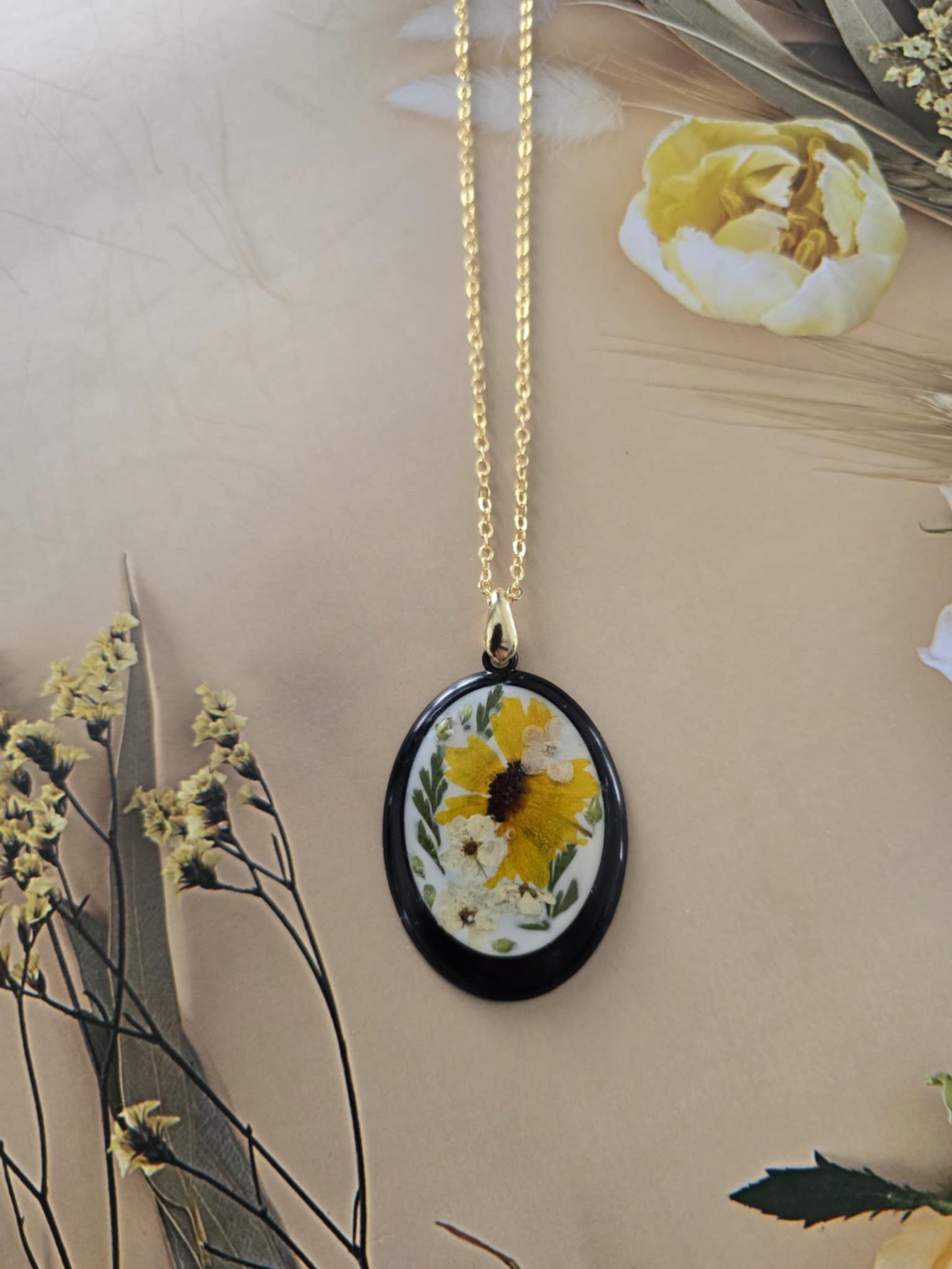 Pendentif floral jaune chaleureux