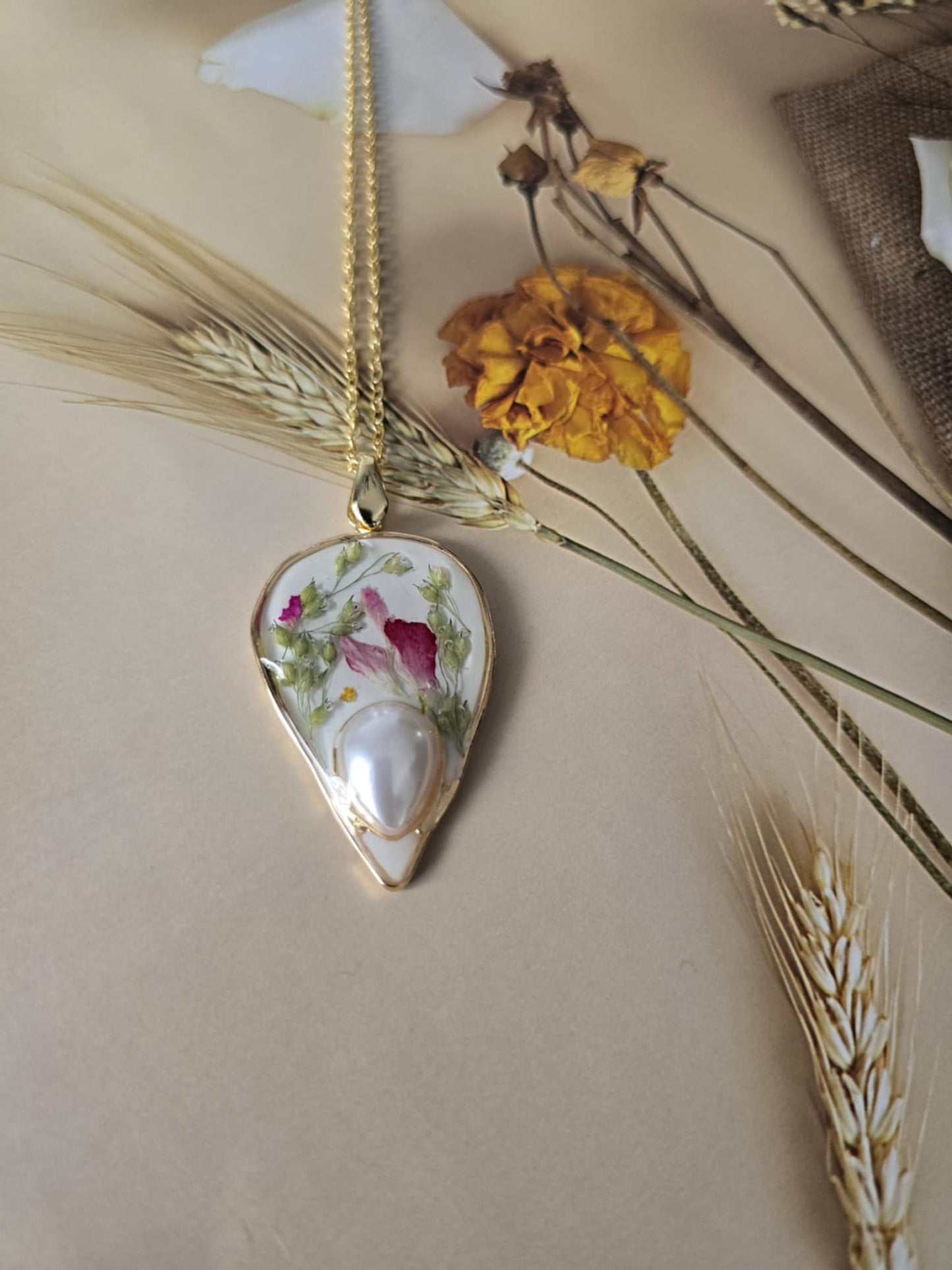 Pendentif floral avec perle