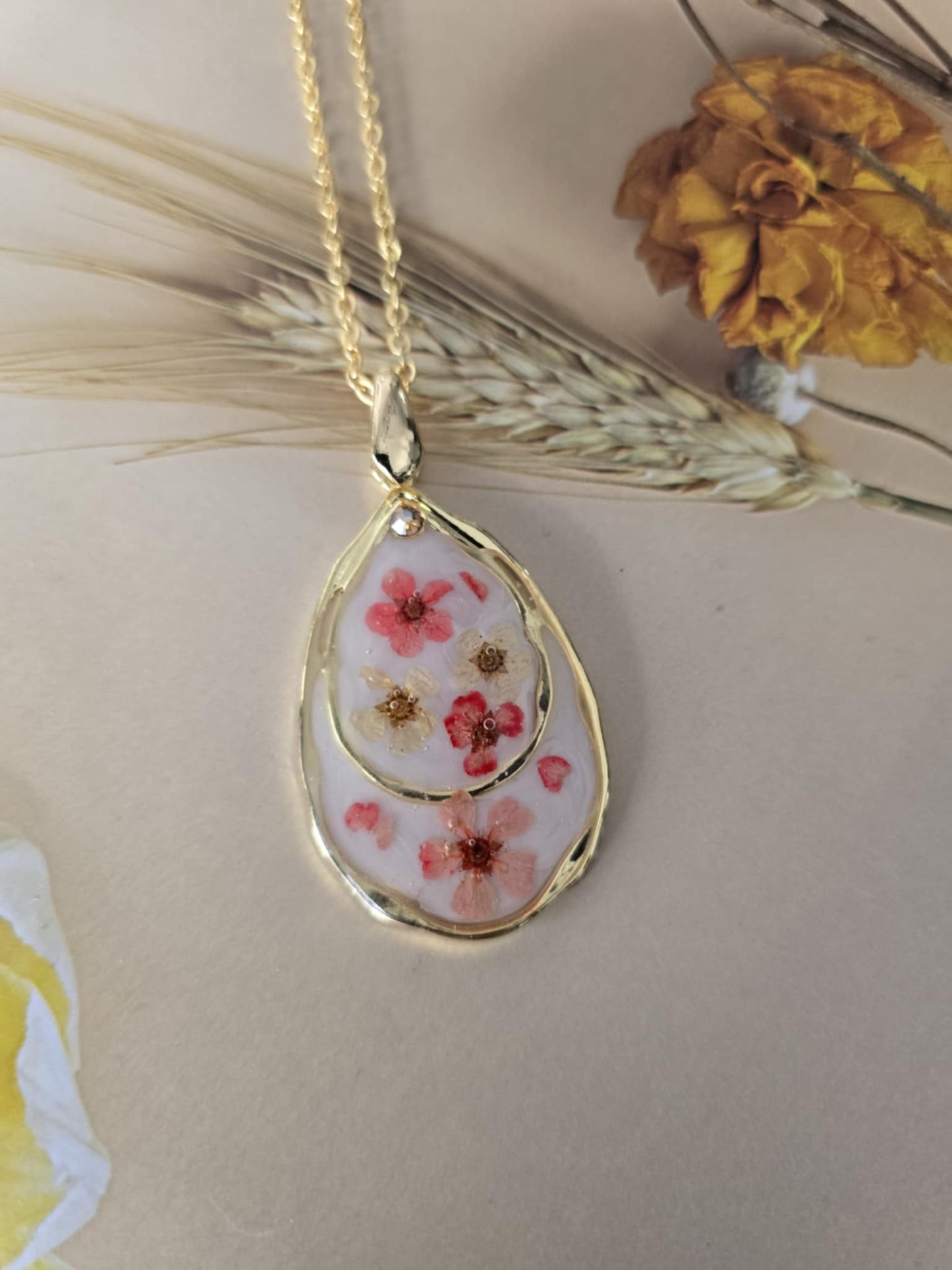 Pendentif forme de goutte envoutante florale