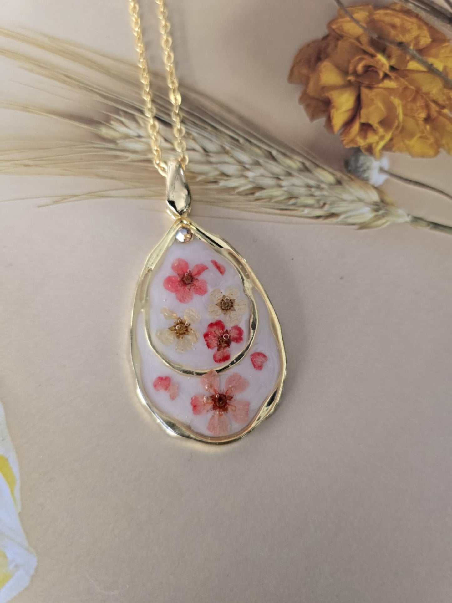 Pendentif forme de goutte envoutante florale