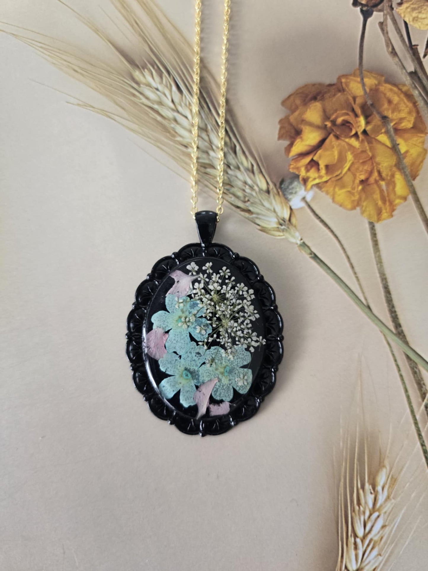 Pendentif noir floral turquoise