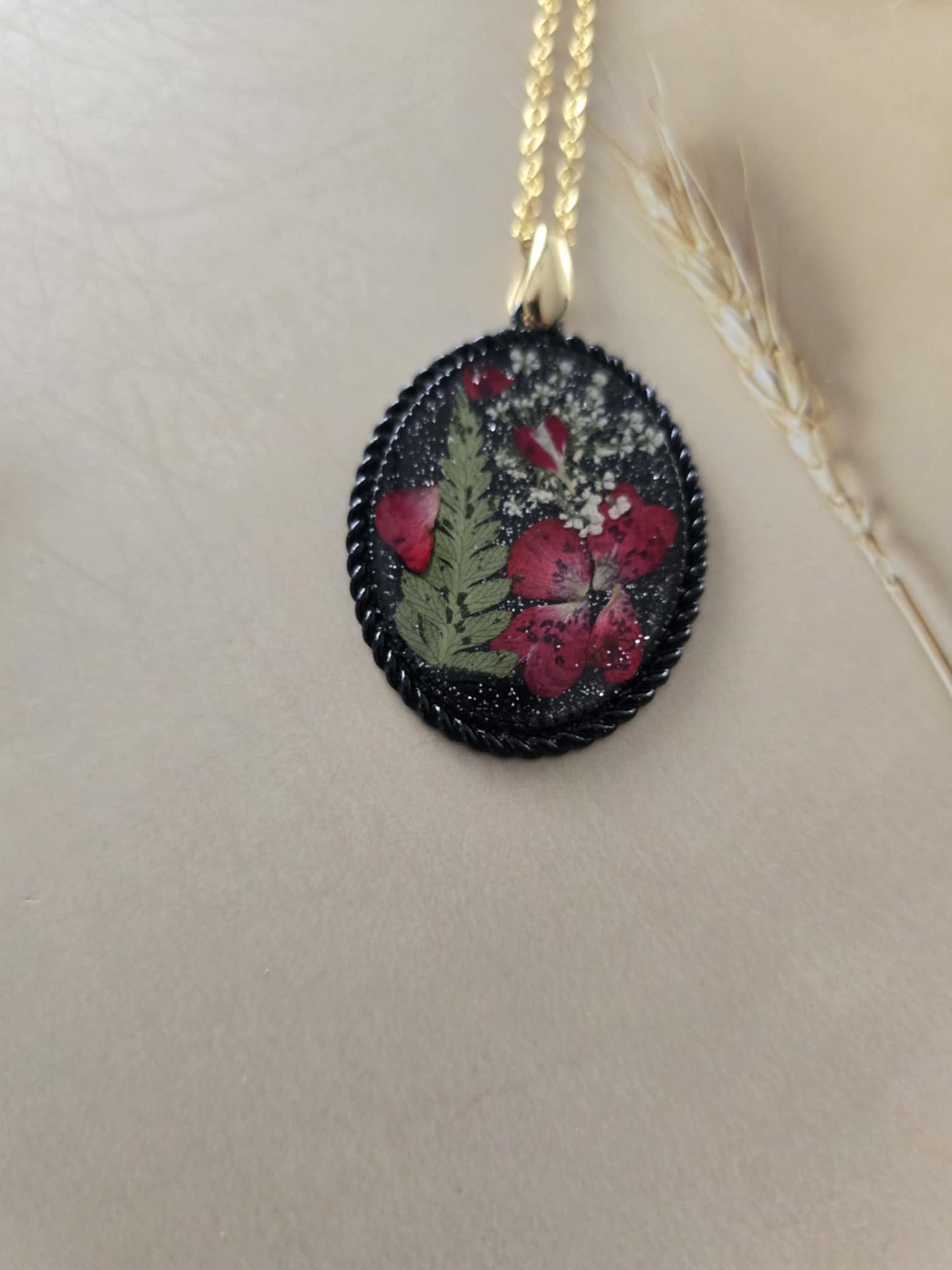 Pendentif fleurs rouges vibration