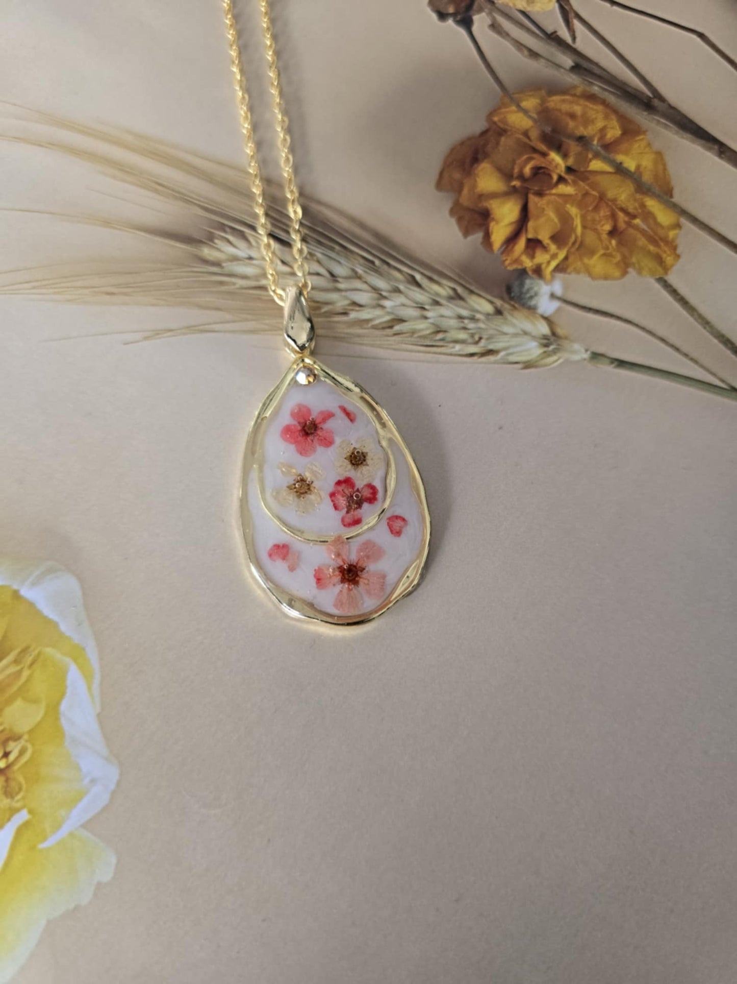 Pendentif forme de goutte envoutante florale