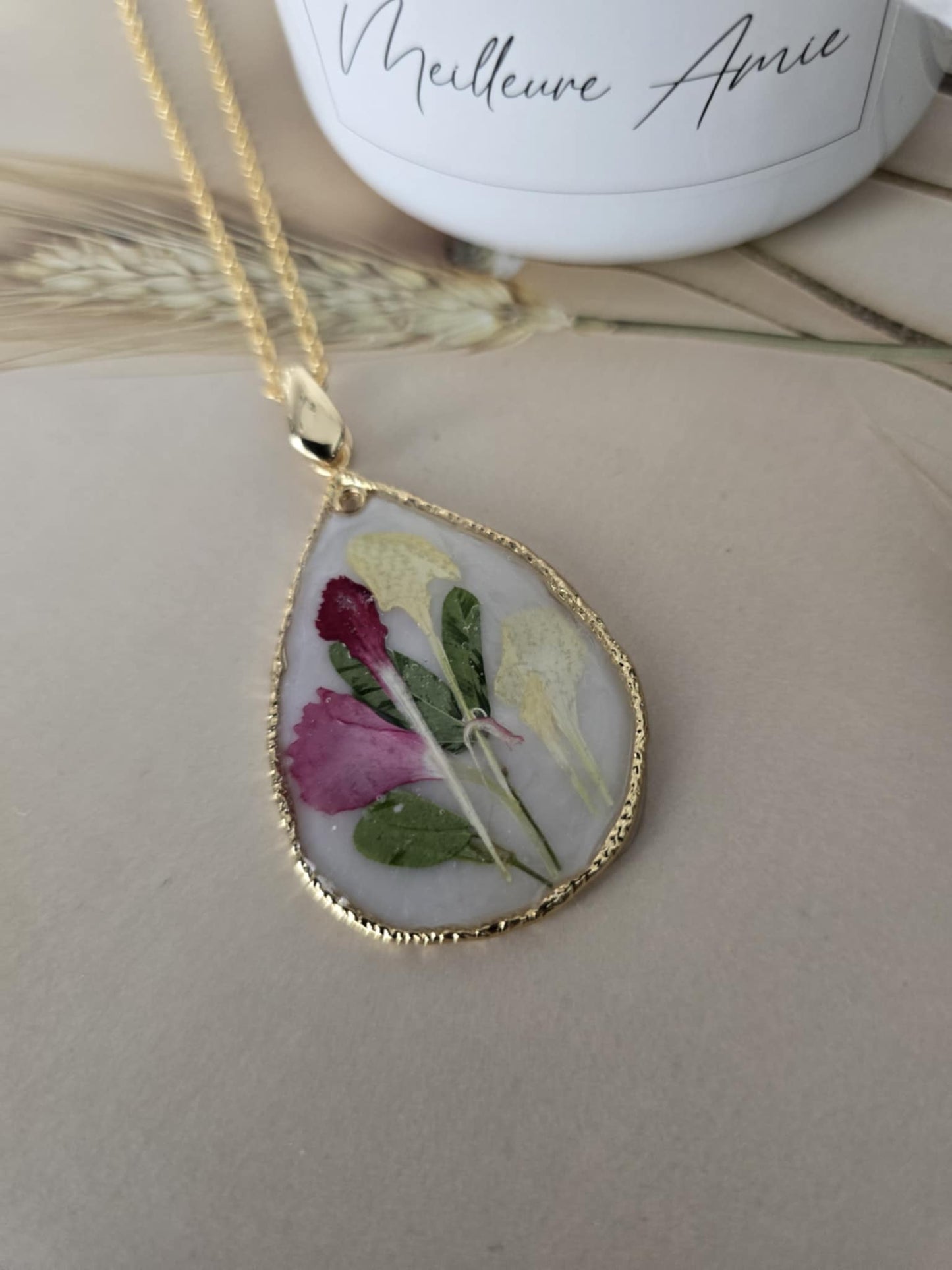 Pendentif floral en forme de goutte