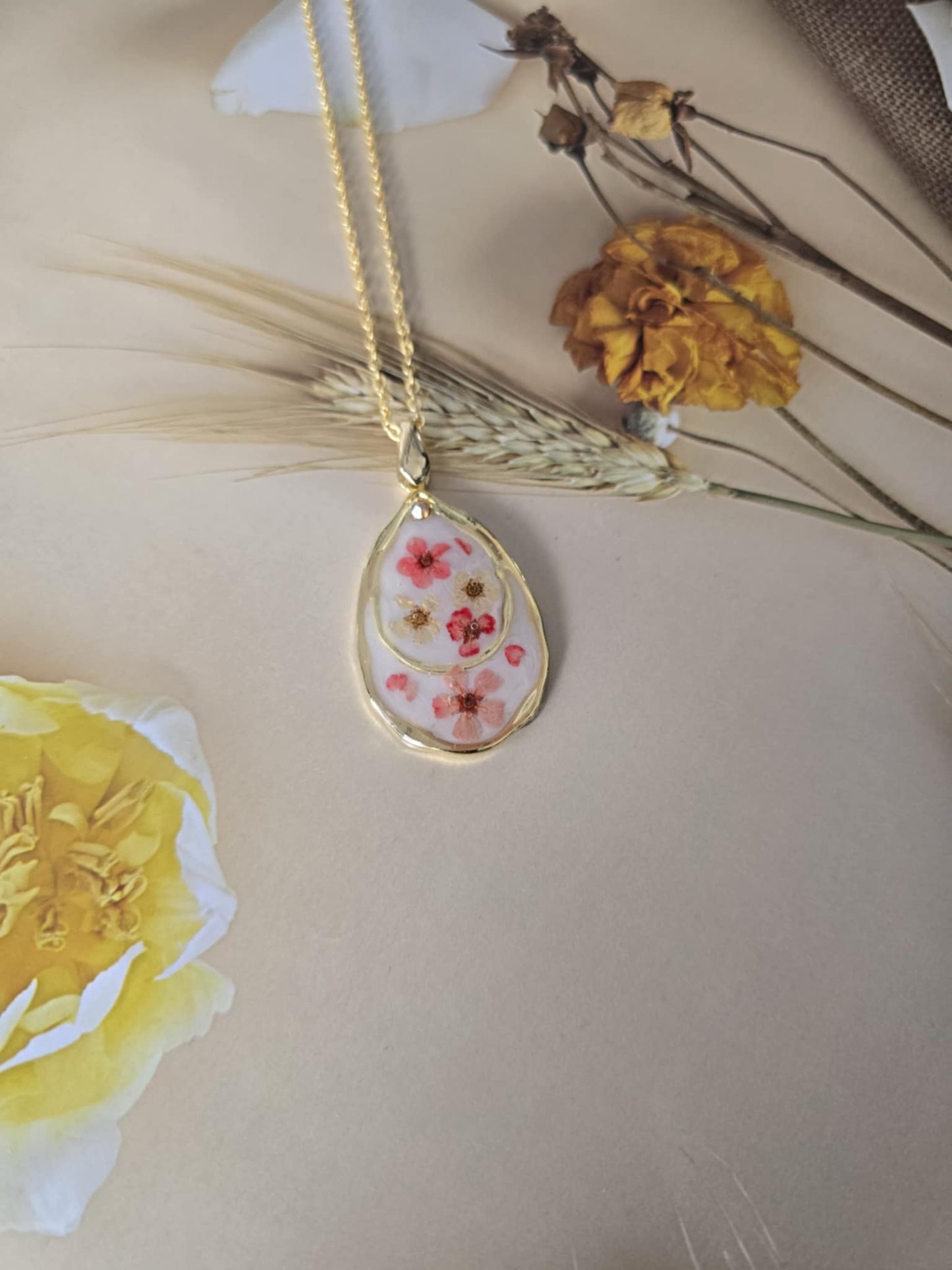 Pendentif forme de goutte envoutante florale