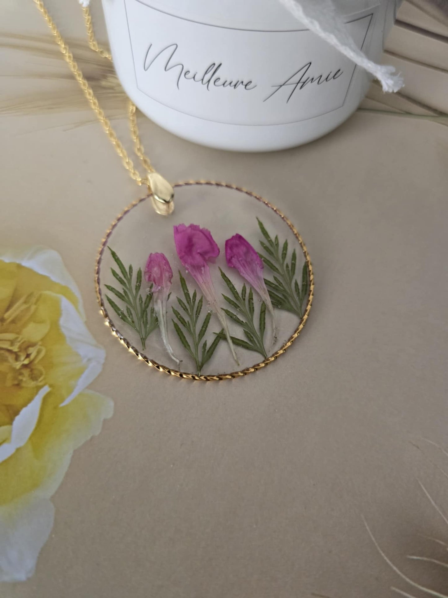 Pendentif floral d'exploration