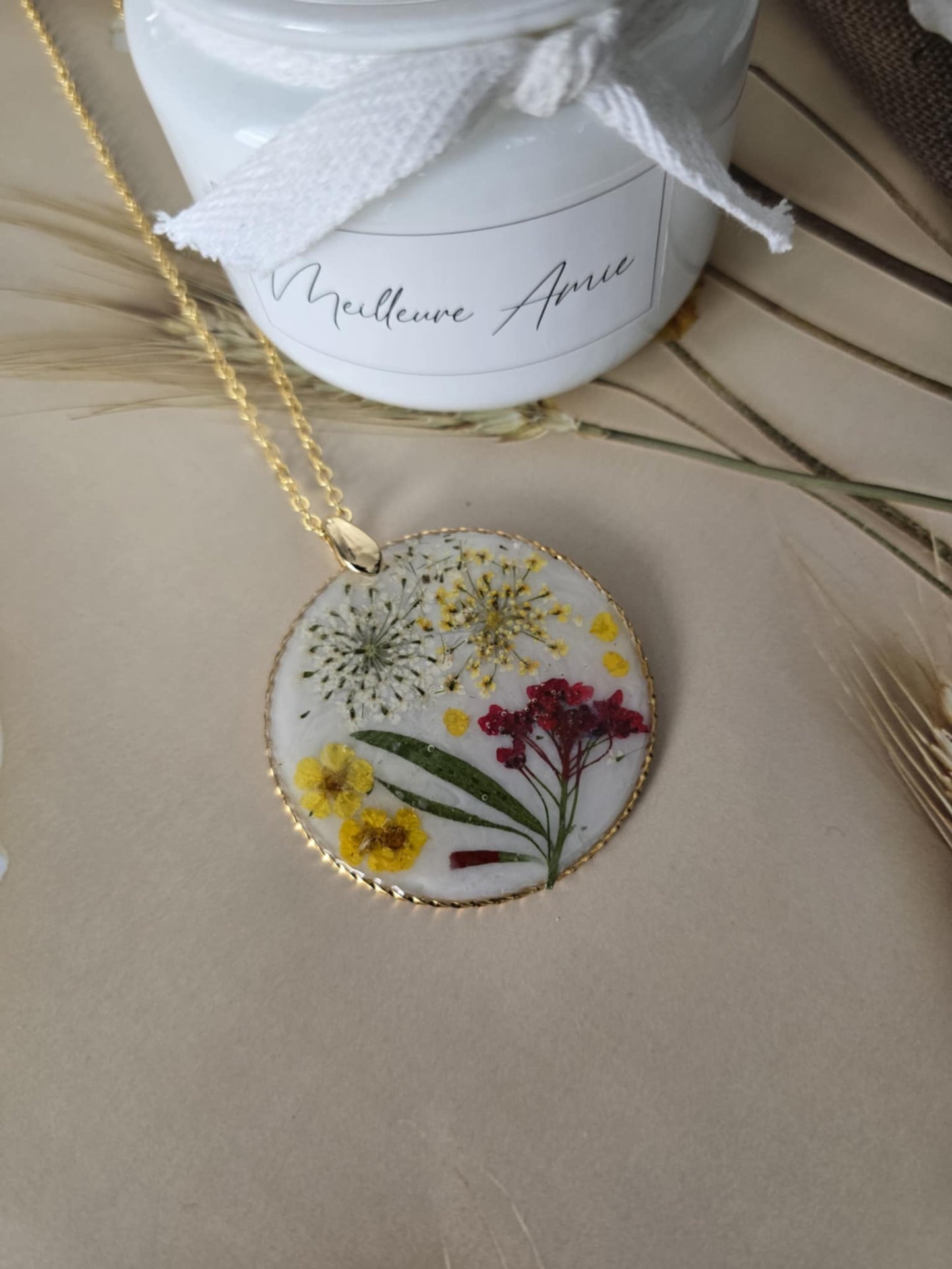 Pendentif fond blanc floral