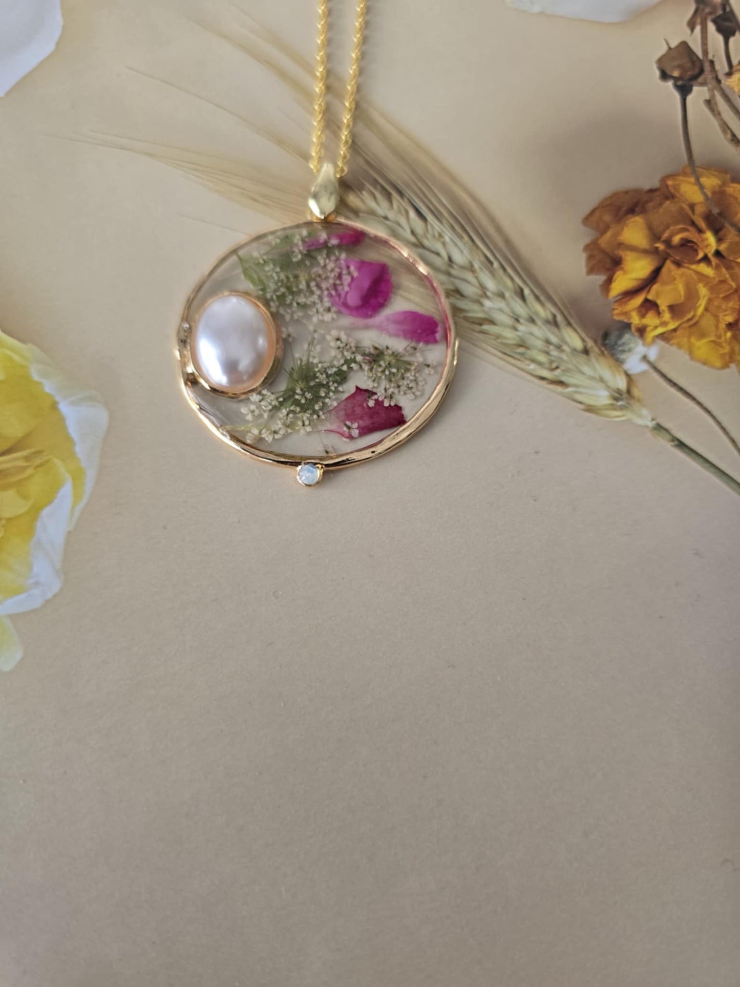 Pendentif floral surprenant