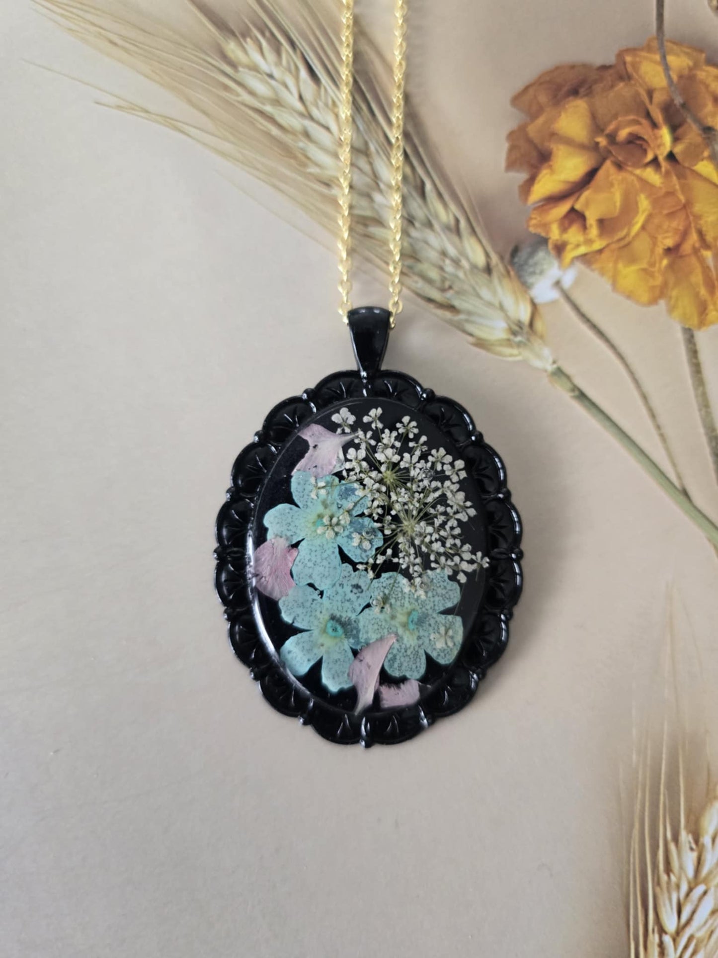 Pendentif noir floral turquoise