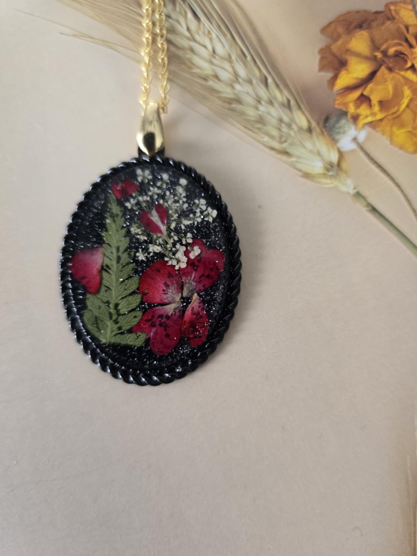 Pendentif fleurs rouges vibration