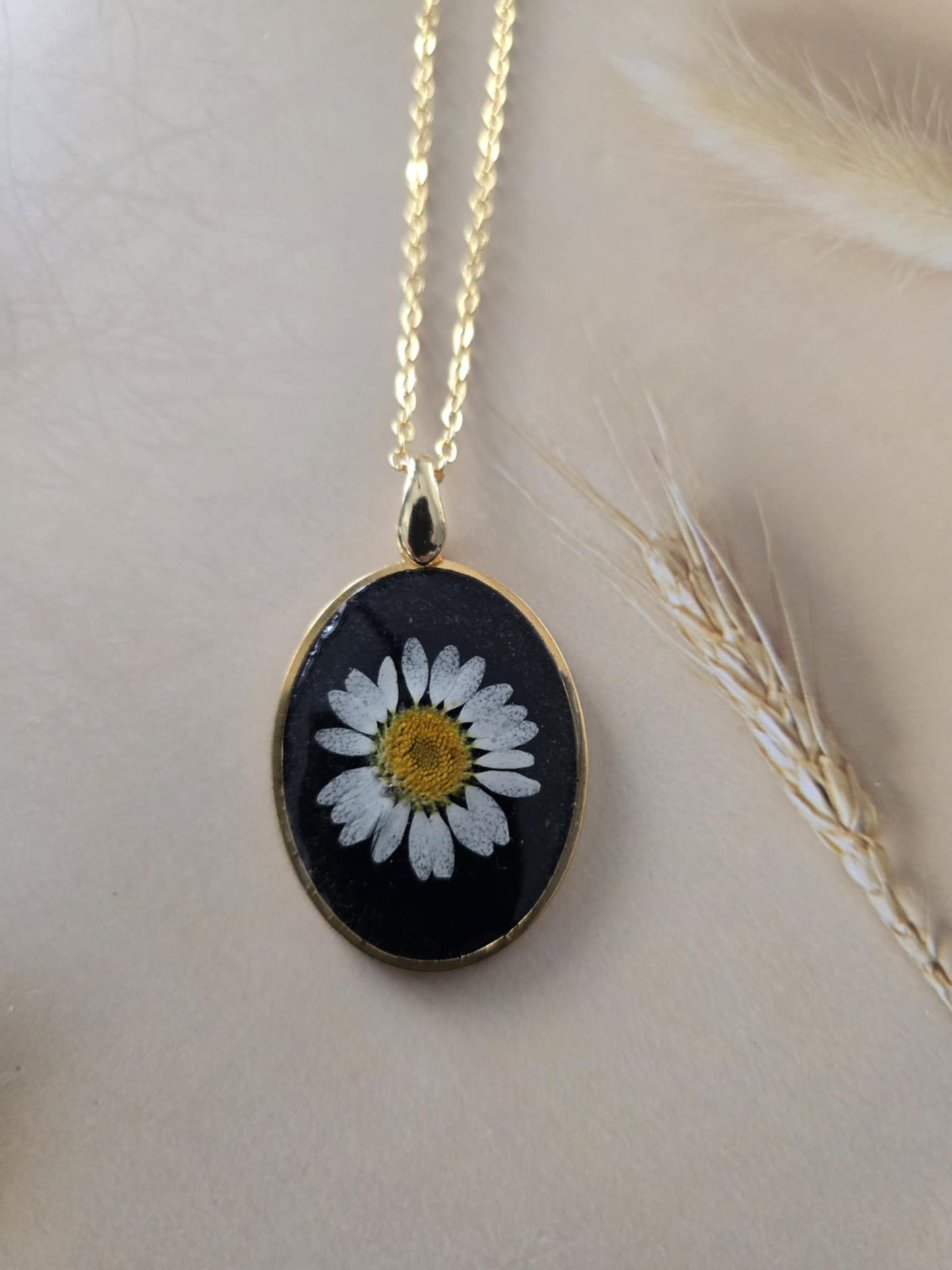 Pendentif floral marguerite vibrante