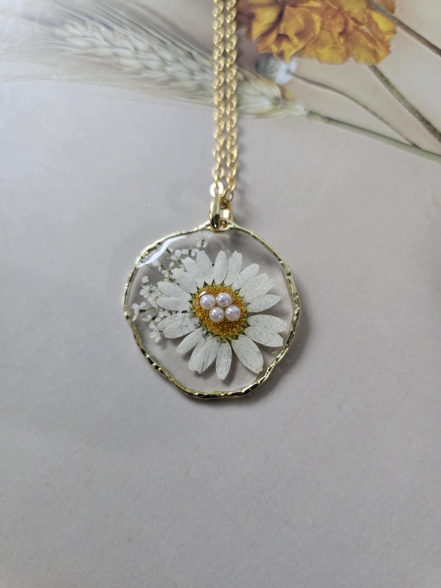 Pendentif marguerite perlé