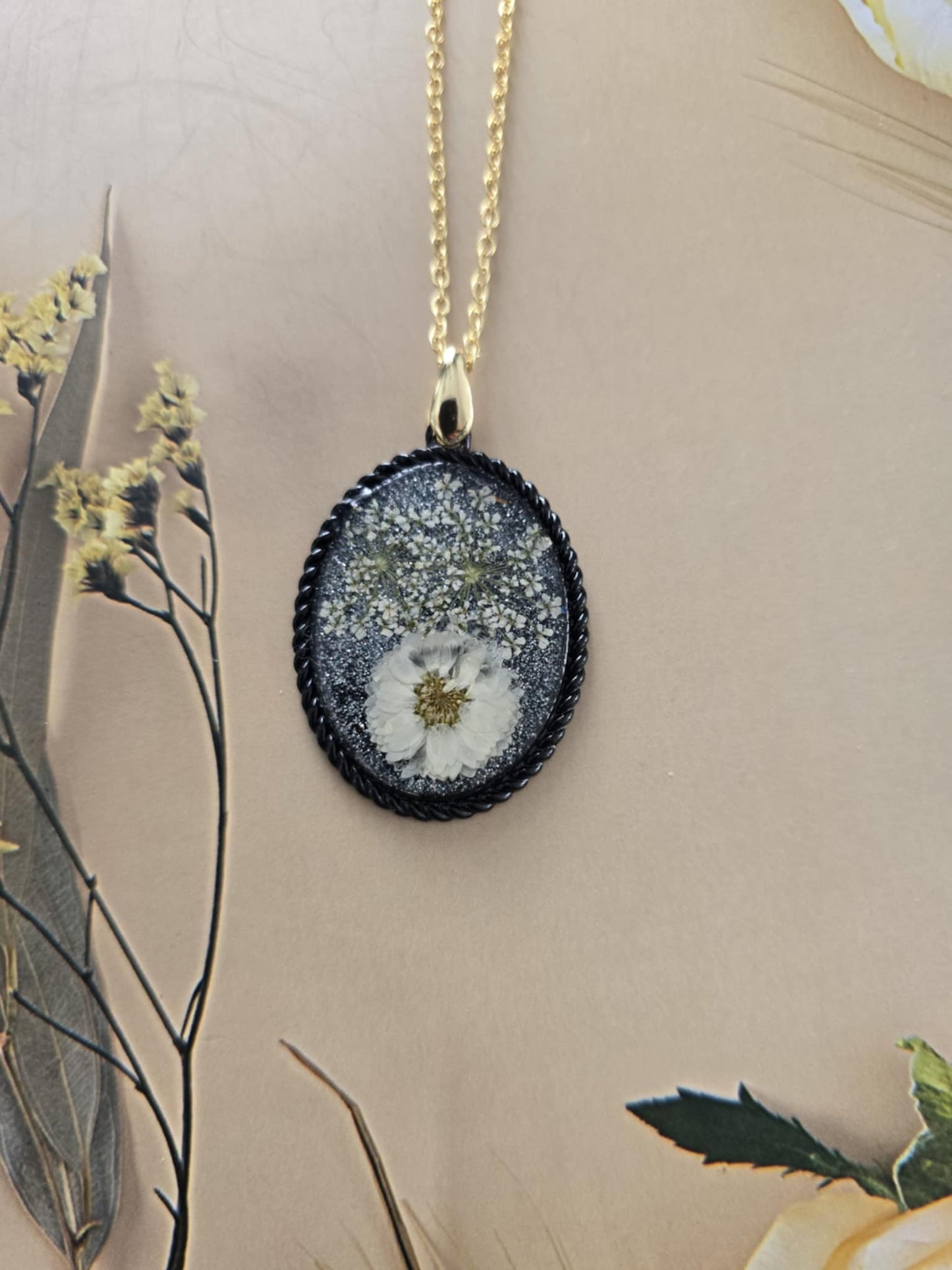 Pendentif fleur blanche nature