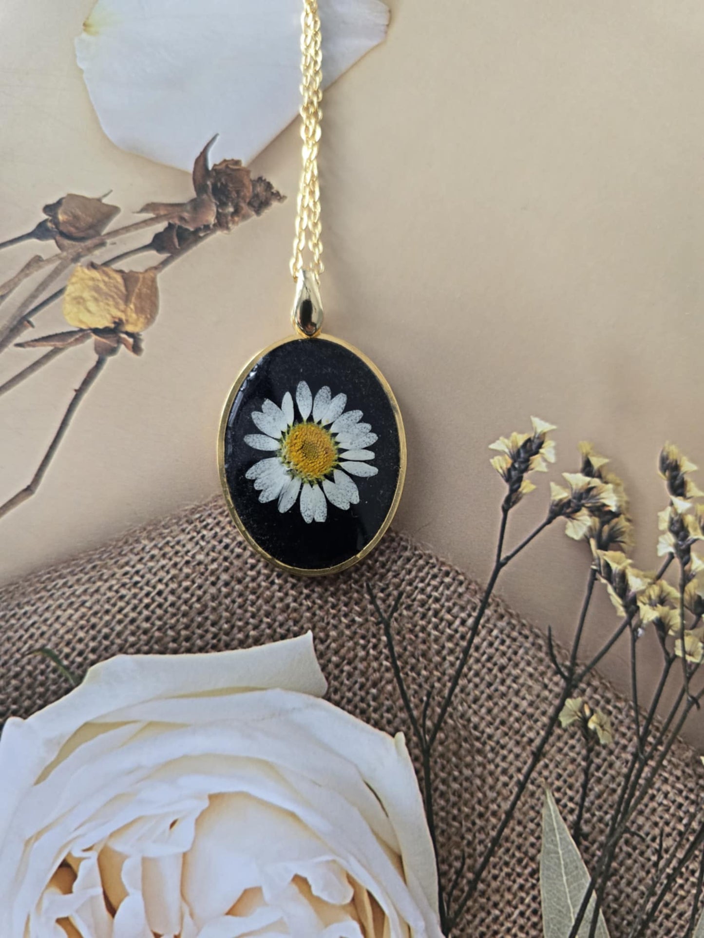 Pendentif floral marguerite vibrante
