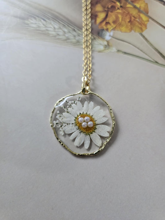 Pendentif marguerite perlé