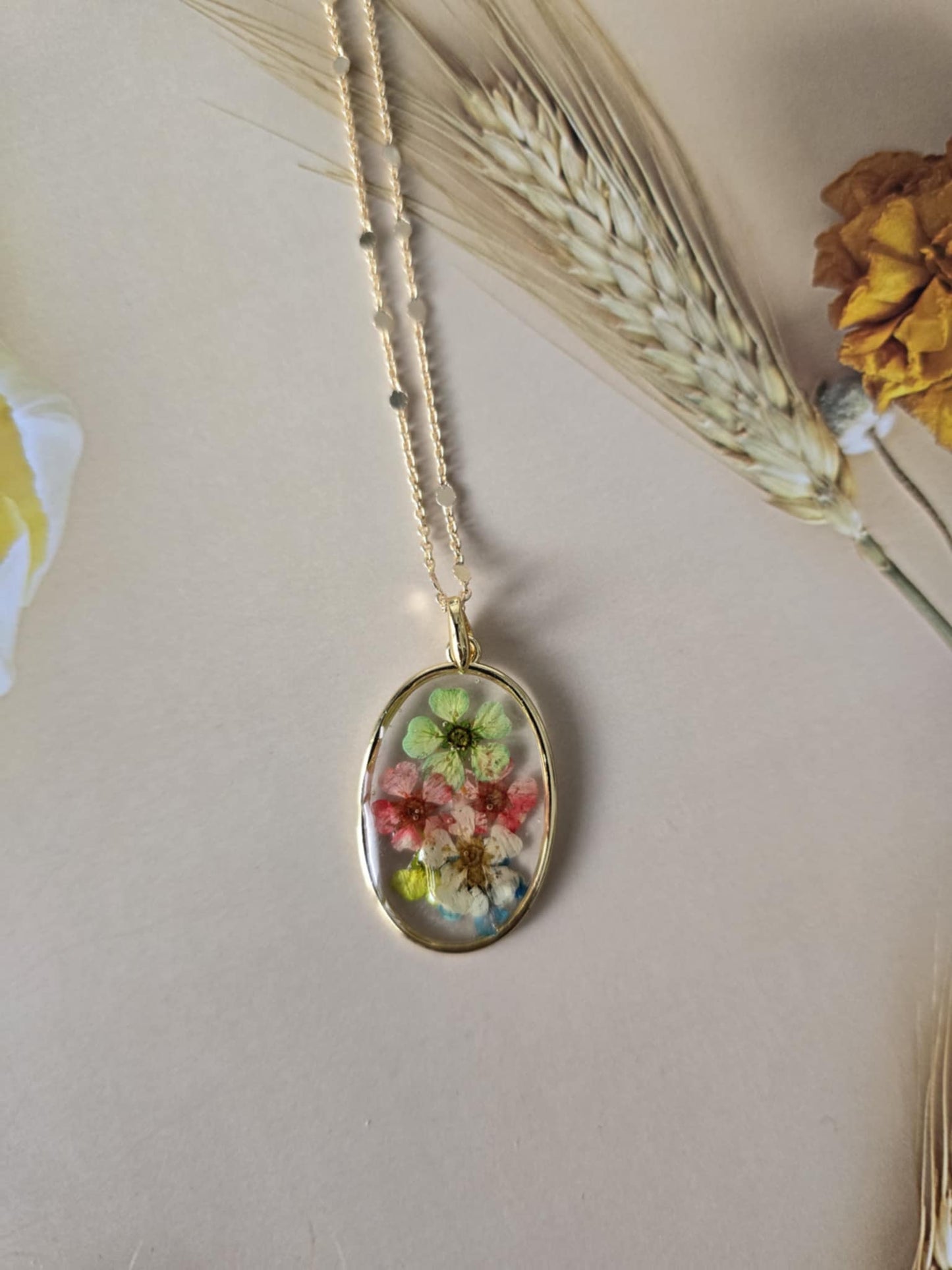 Pendentif petites fleurs colorées