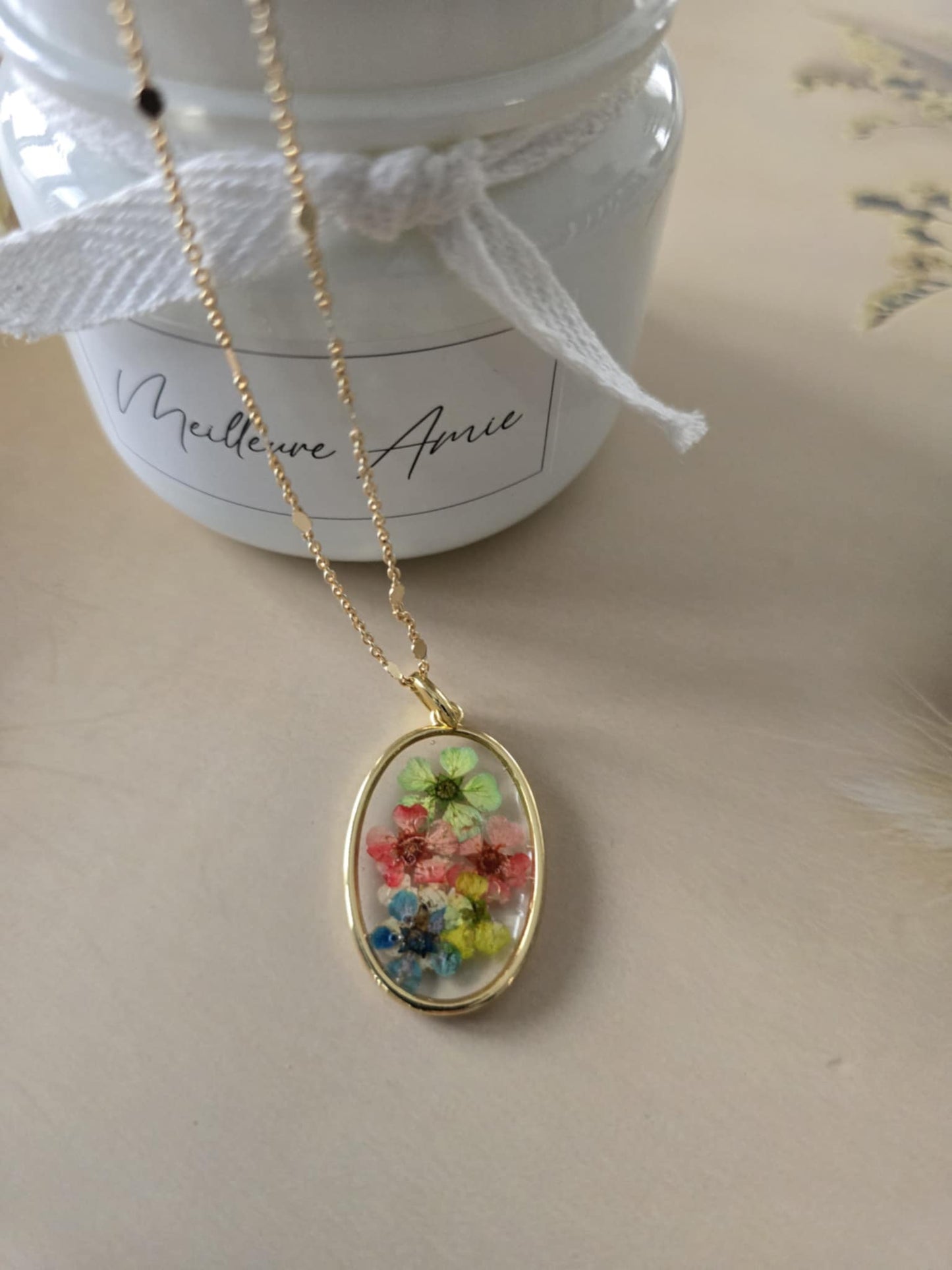 Pendentif petites fleurs colorées