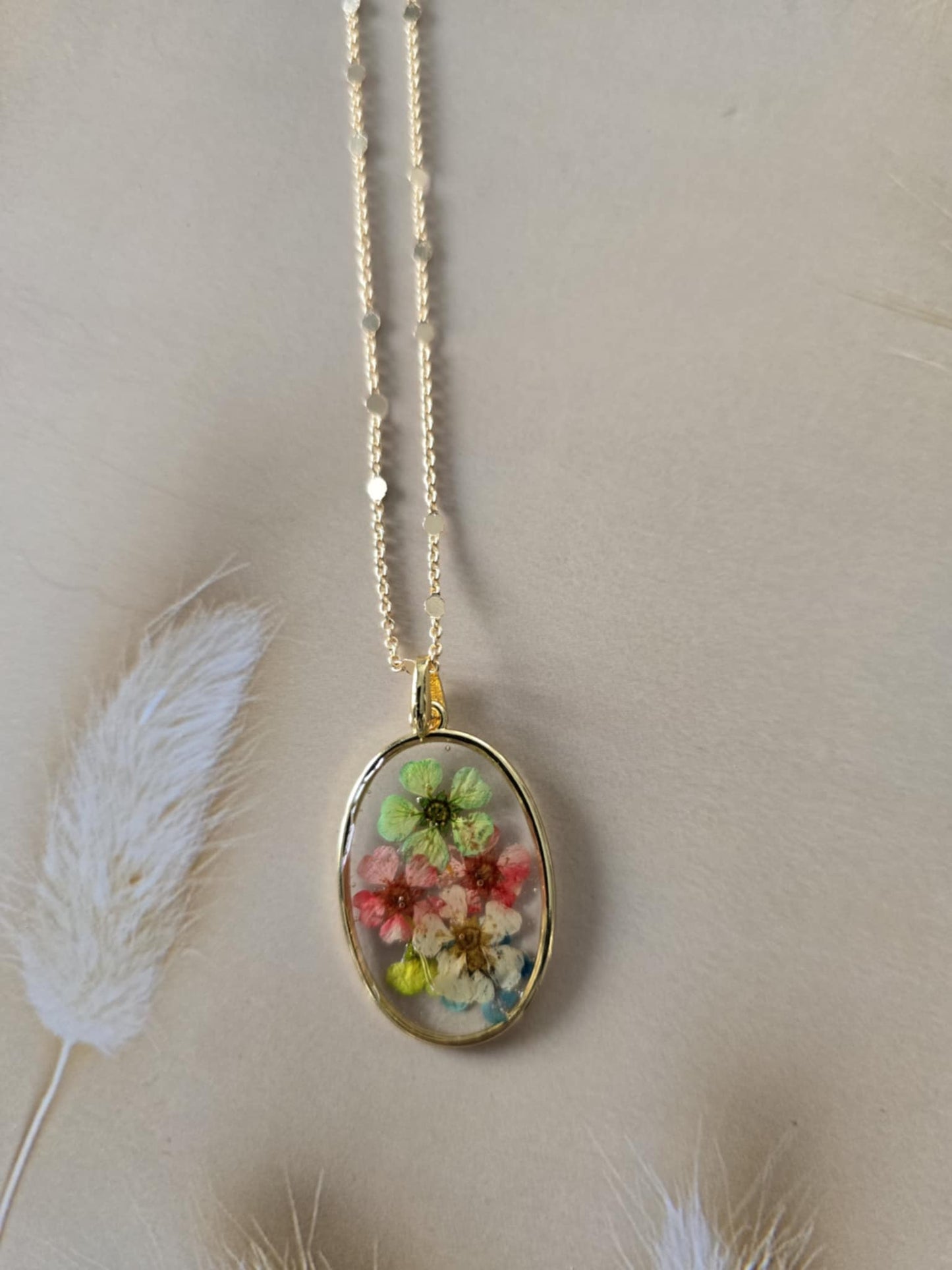 Pendentif petites fleurs colorées